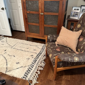 Artisan handweaving a traditional Moroccan Beni Ourain rug