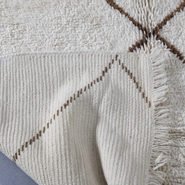 Vintage Marmoucha Rug 8.4×5.4 ft – Moroccan Wool in Minimalist Diamond Pattern - Image 3