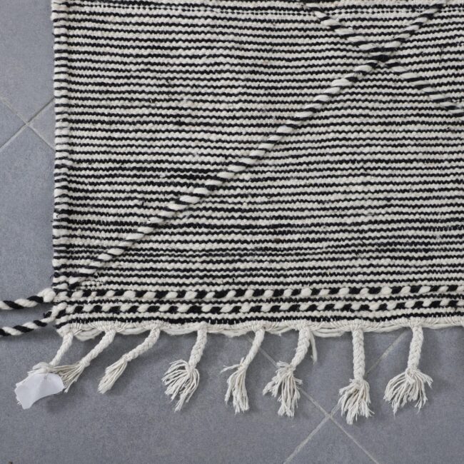 Zanafi Kilim Rug 8.2×4.8 Ft – Handwoven Moroccan Wool Rug - Image 3