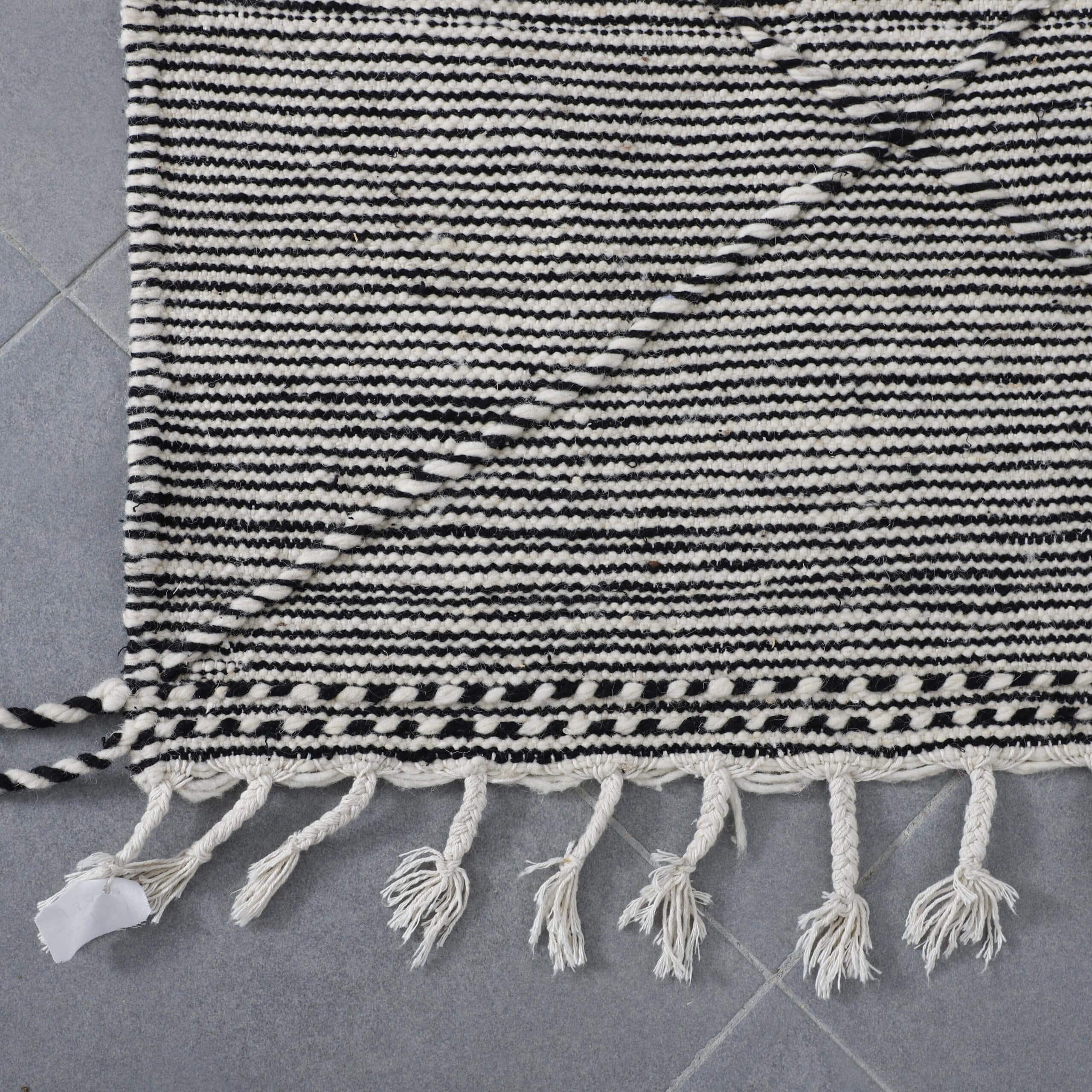 Zanafi Kilim Rug 8.2×4.8 Ft – Handwoven Moroccan Wool Rug - Image 3