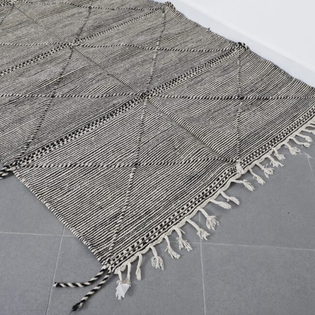 Zanafi Kilim Rug 8.2×4.8 Ft – Handwoven Moroccan Wool Rug - Image 4