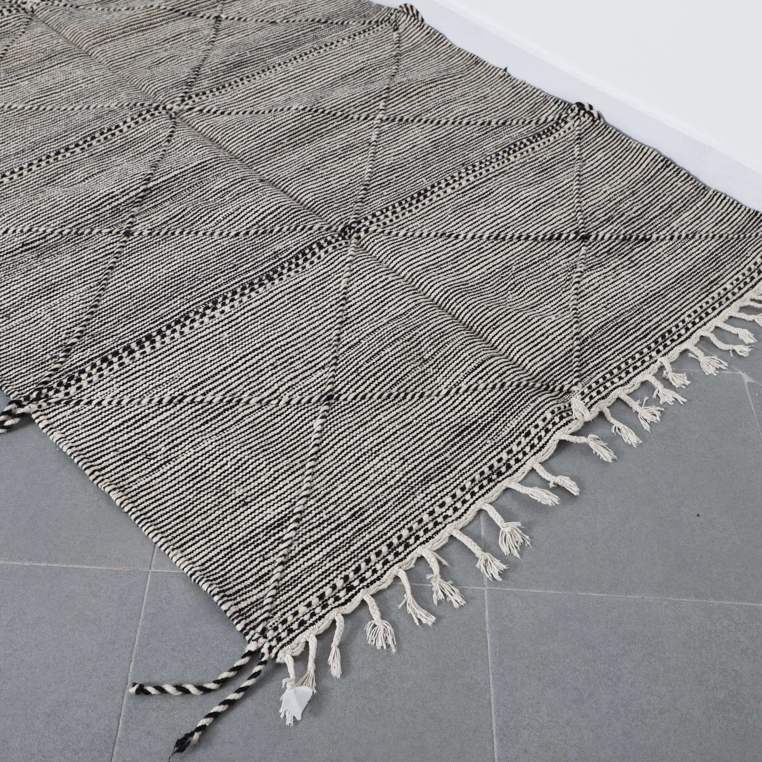 Zanafi Kilim Rug 8.2×4.8 Ft – Handwoven Moroccan Wool Rug - Image 4