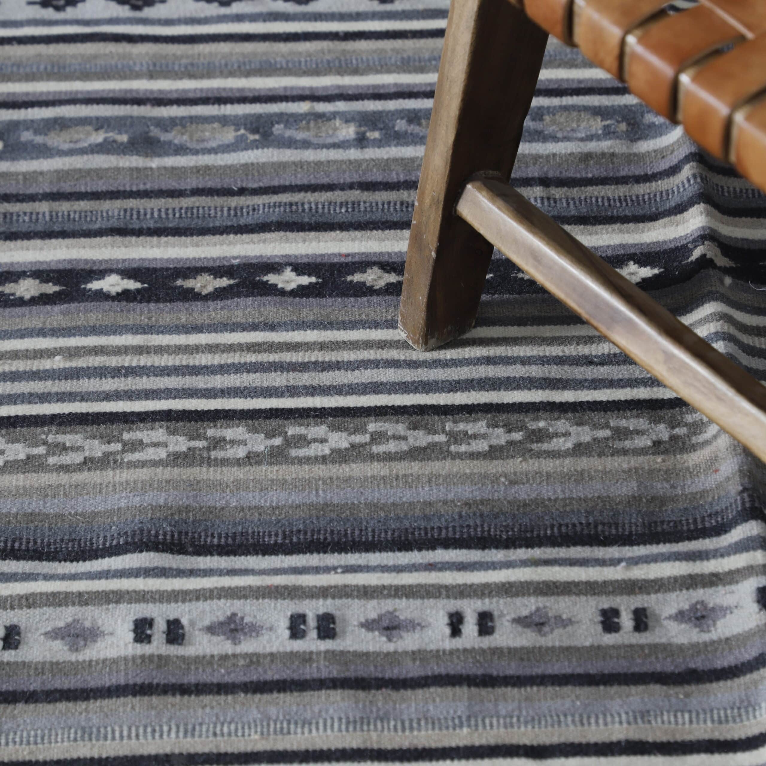 Tunisian Vintage Kilim Rug – Handmade Wool Tribal Design - Image 4