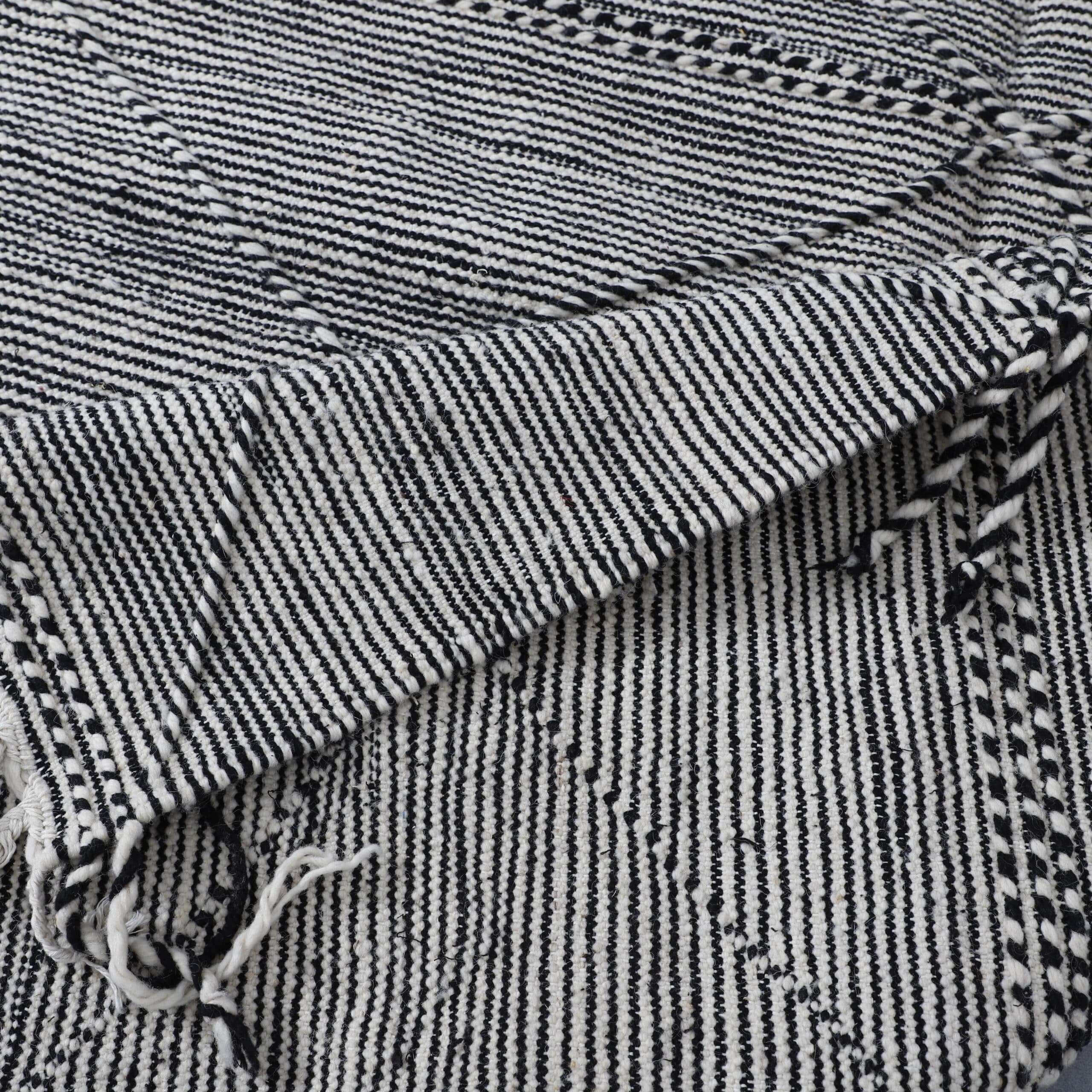 Zanafi Kilim Rug 8.2×4.8 Ft – Handwoven Moroccan Wool Rug - Image 5