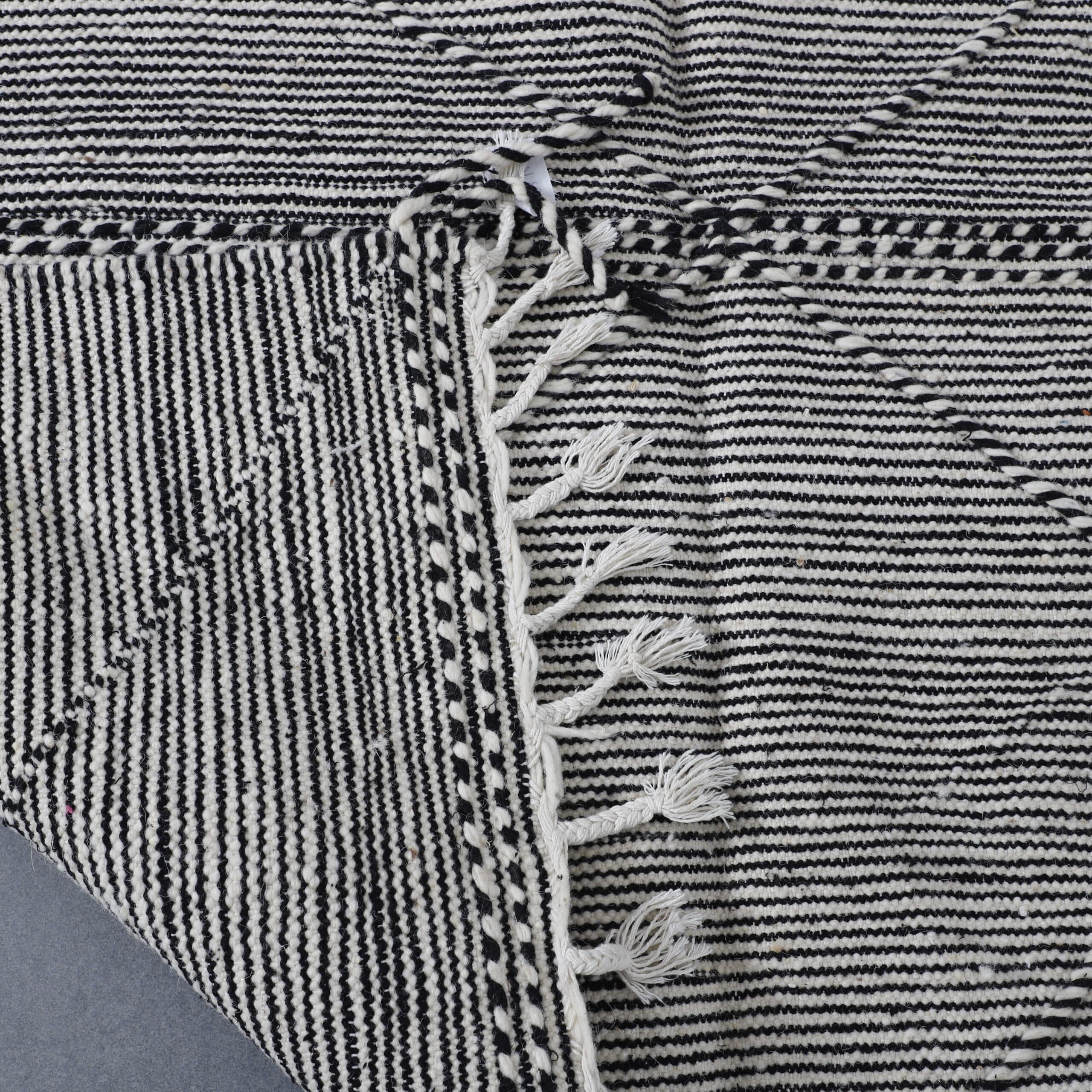 Zanafi Kilim Rug 8.2×4.8 Ft – Handwoven Moroccan Wool Rug - Image 6