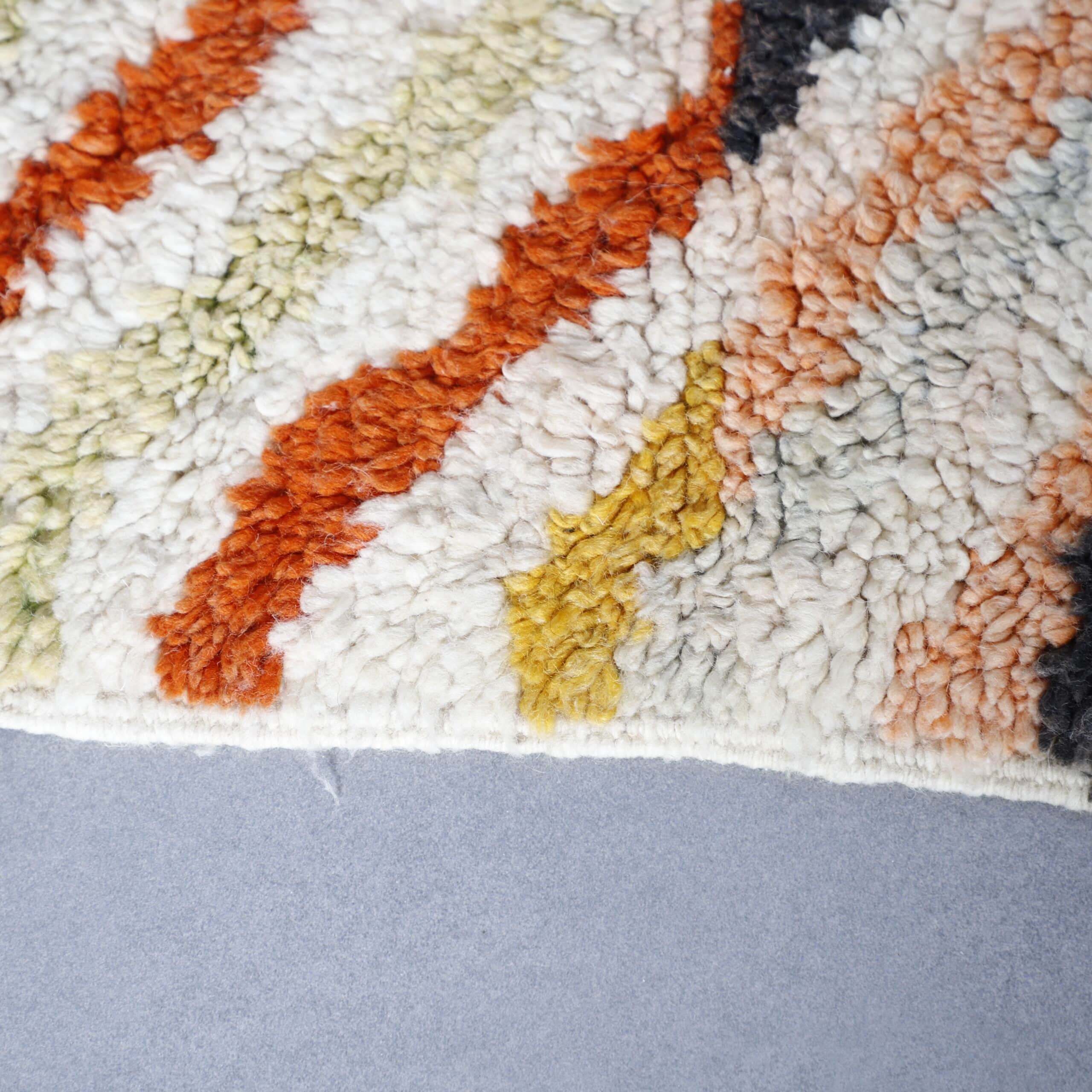 Zigzag Boujaad Rug 8.7×6.2 Ft – Vintage Moroccan Wool Carpet - Image 3