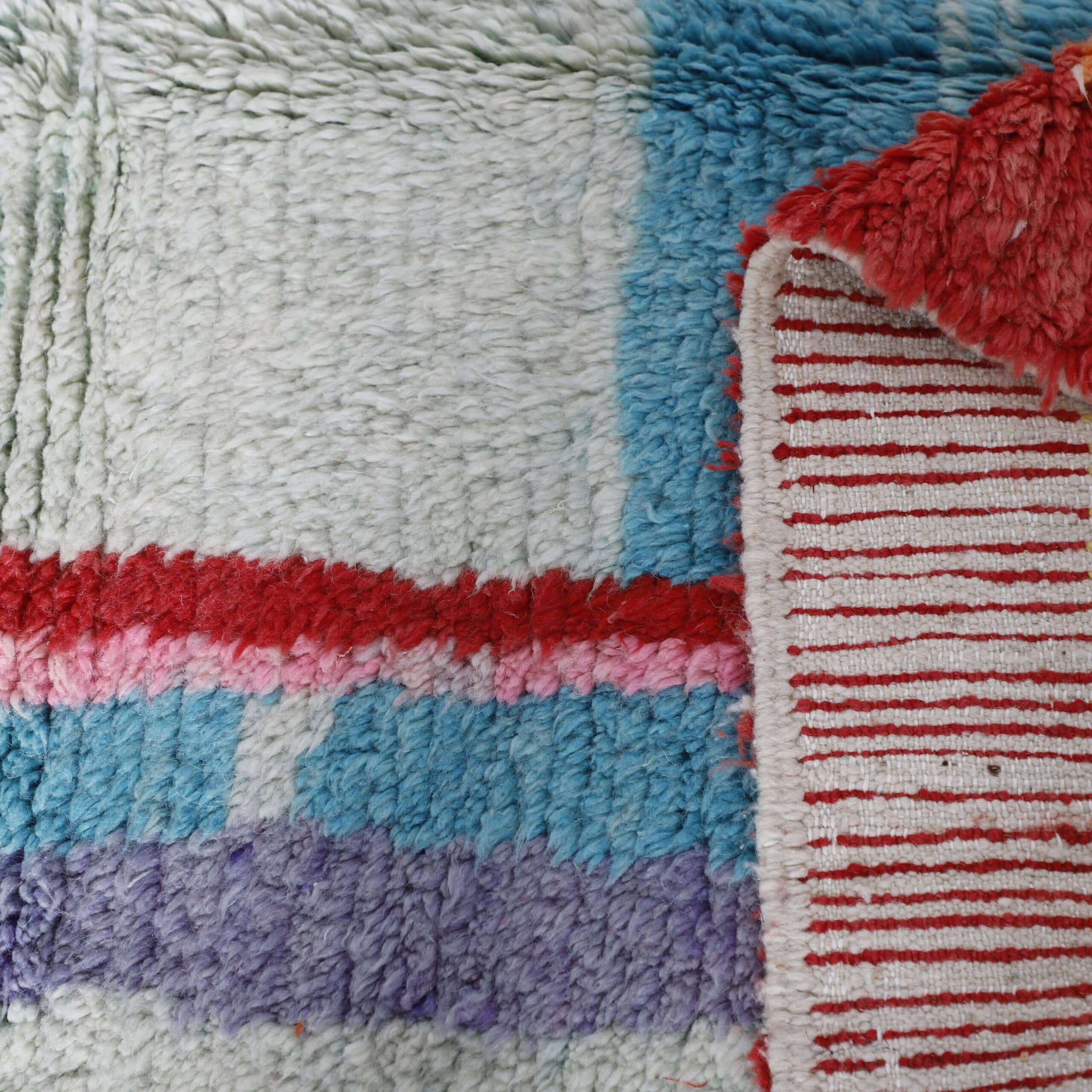 Abstract Boujaad Rug 8.5×5.6 Ft – Handmade Moroccan Wool Carpet - Image 4