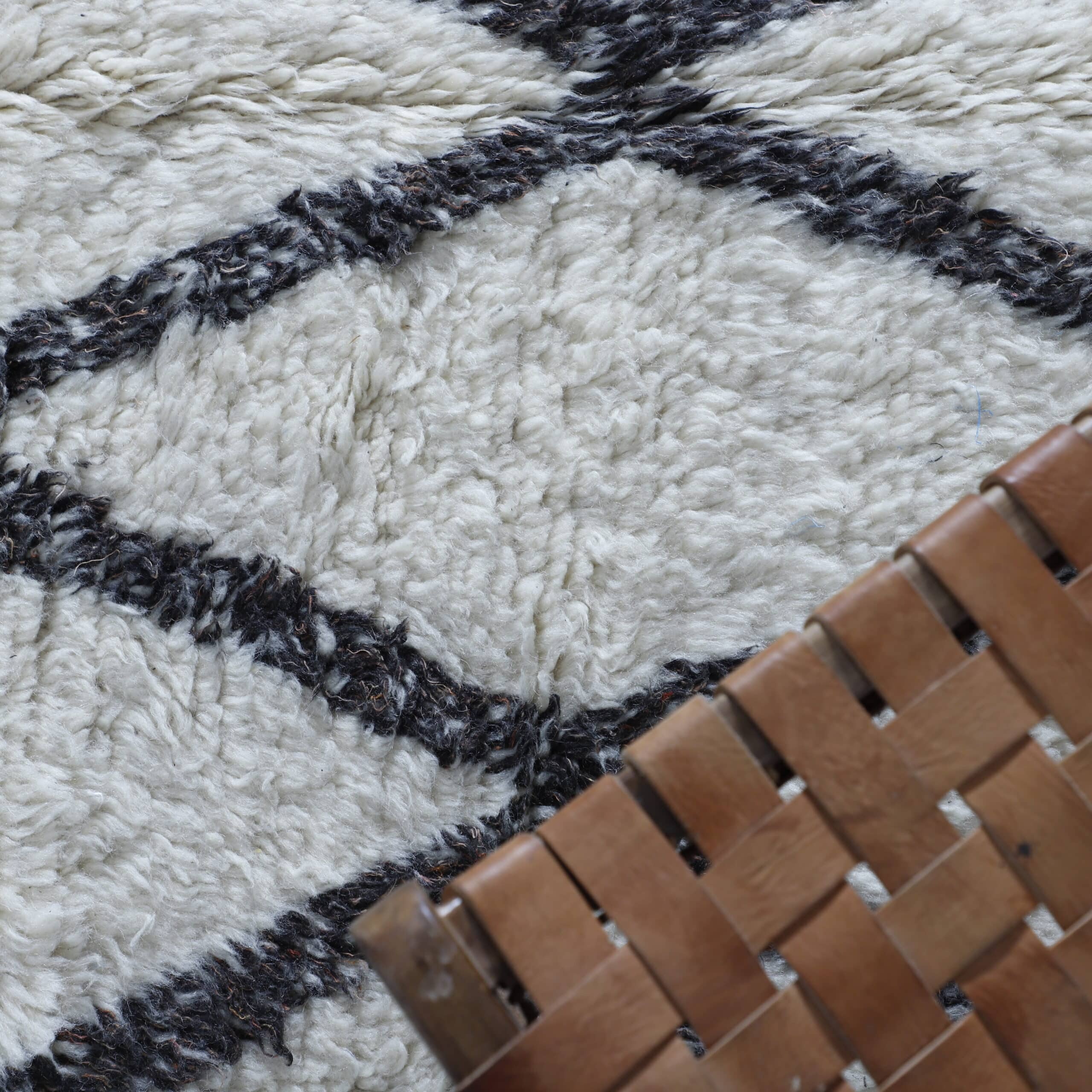 Vintage Beni Ourain Rug 9.5×6.1 Ft | Handmade Wool - Image 4