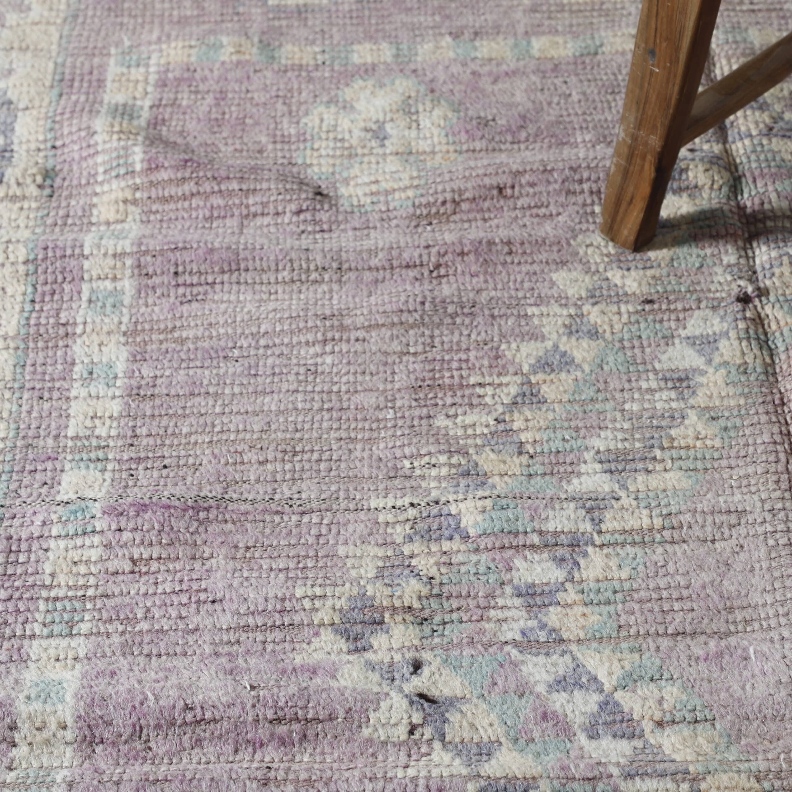 Vintage Oulad Bousbaa Rug 5.8×9.8 Ft – Authentic Moroccan Carpet - Image 4