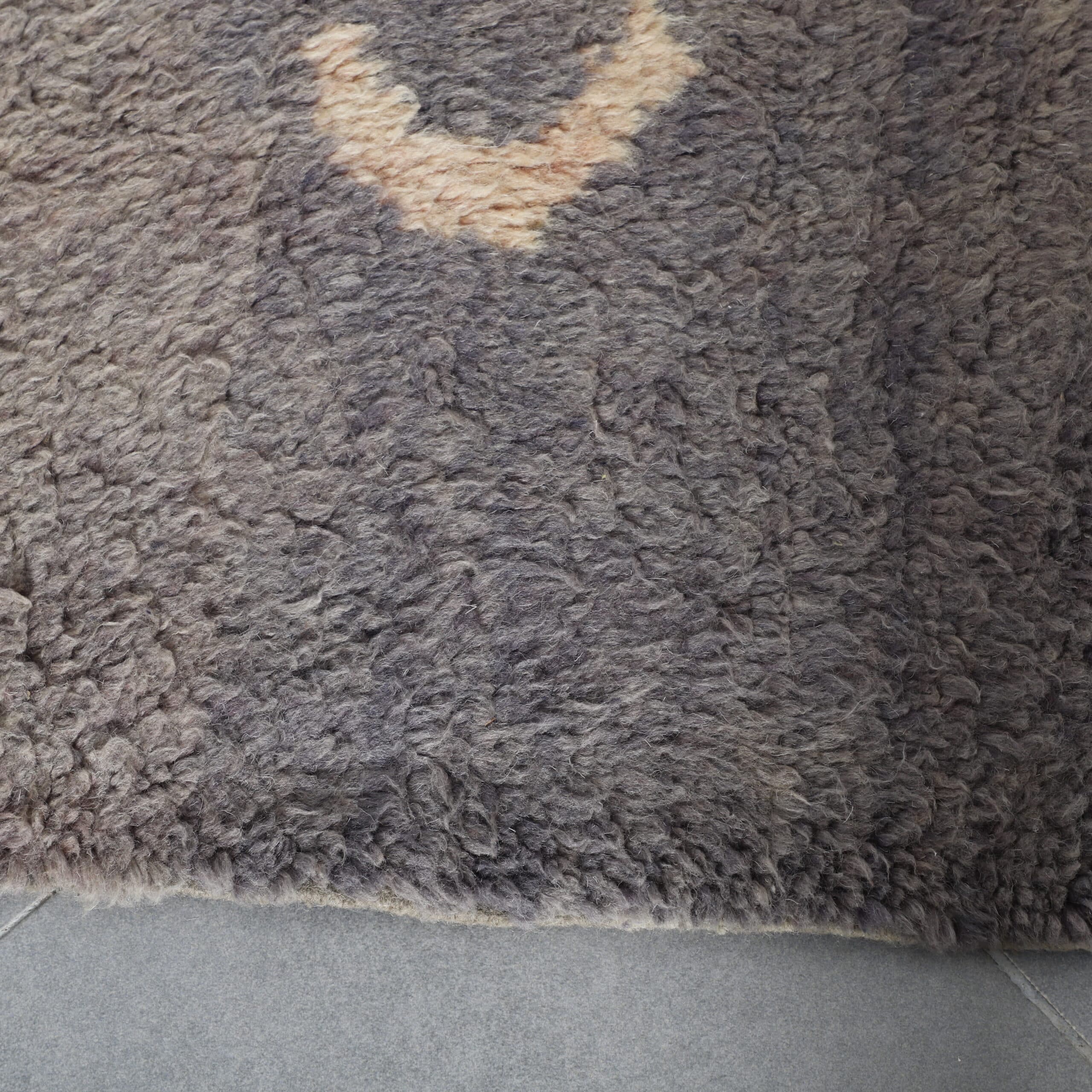 Boujaad Rug 4.7×3.3 ft – Handmade Moroccan Wool Rug in Neutral Beige and Gray Tones - Image 4