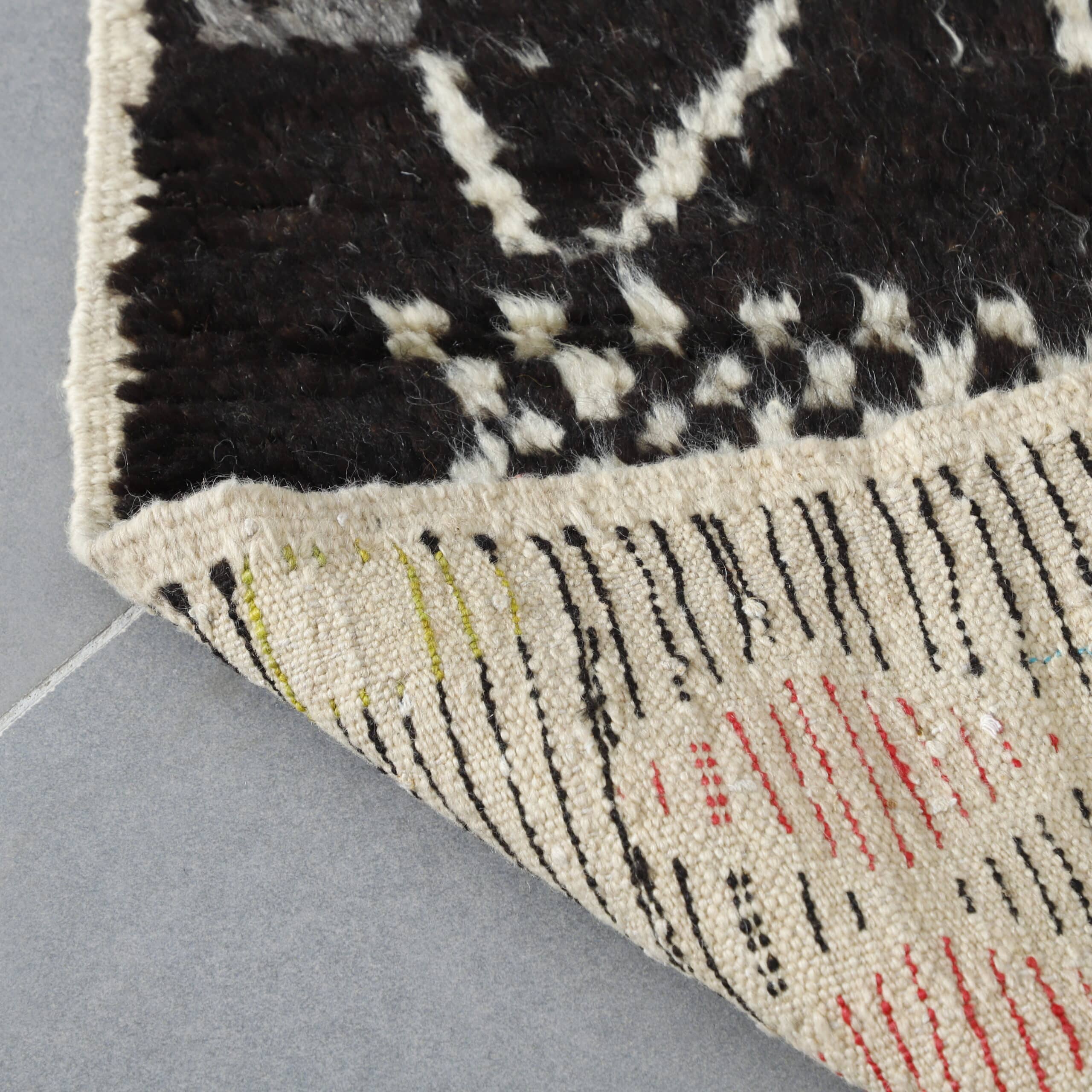 Taznakht Rug 4.2×3.5 ft – Handmade Moroccan Wool Carpet with Abstract Tribal Patterns - Image 2