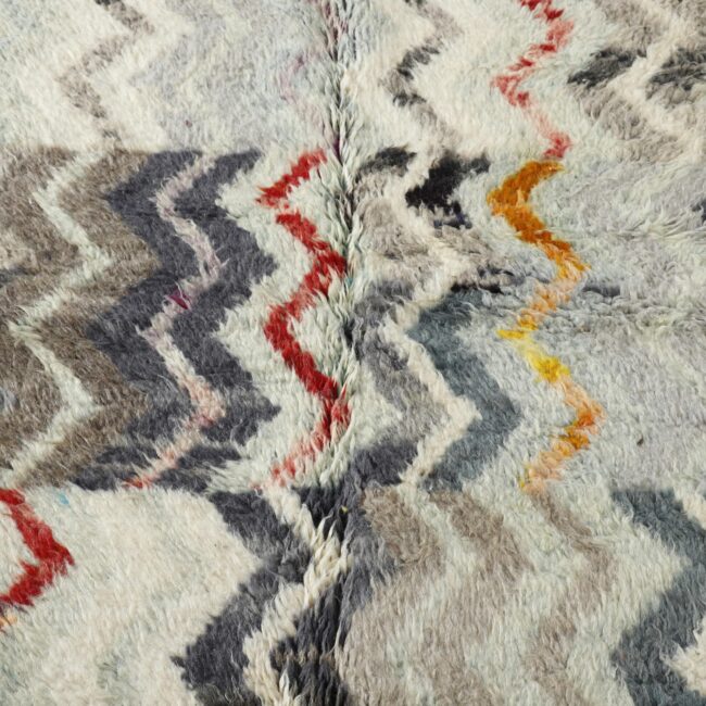 Boujaad Rug 4.7×3.2 ft – Handmade Moroccan Wool Carpet with Zigzag Pattern - Image 2