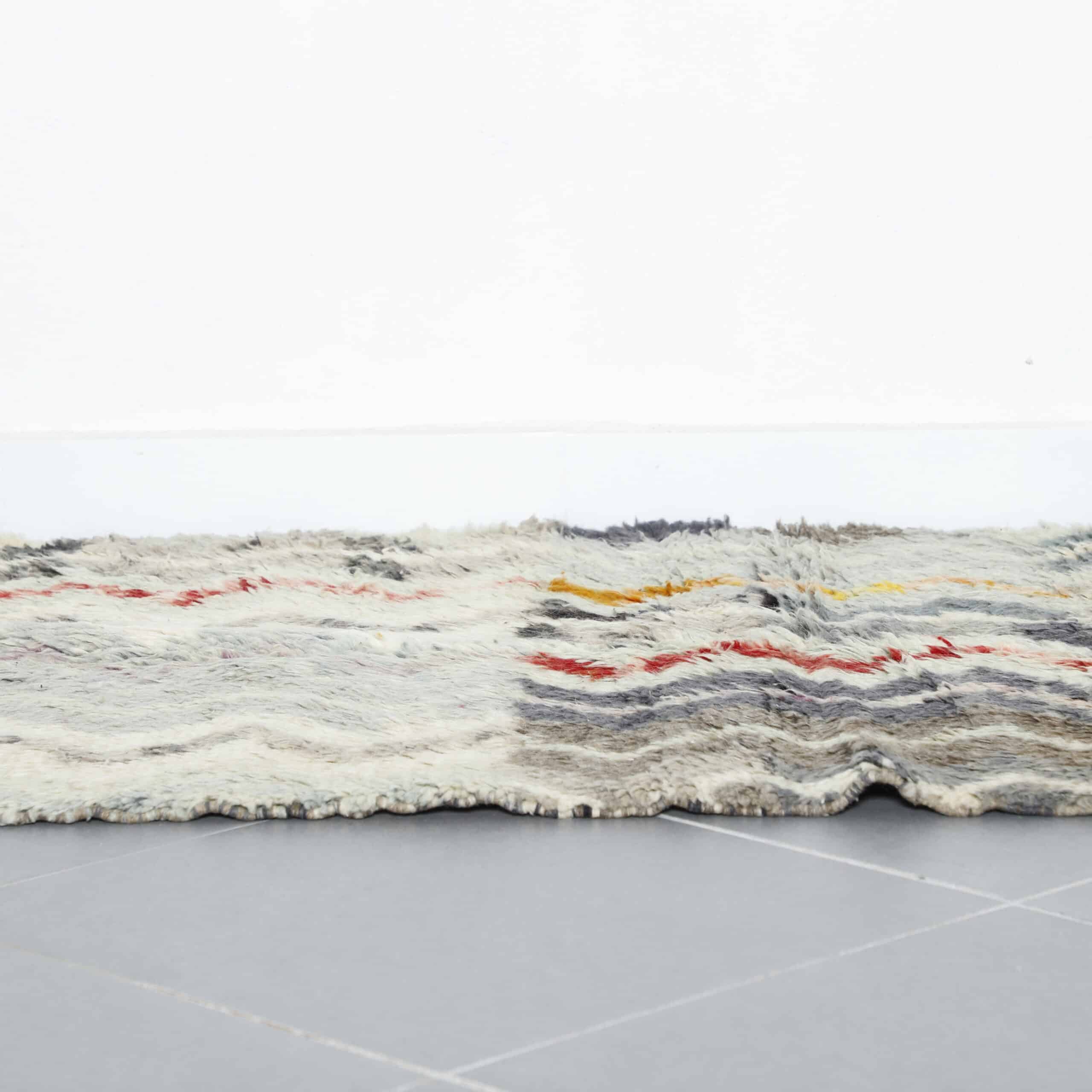 Boujaad Rug 4.7×3.2 ft – Handmade Moroccan Wool Carpet with Zigzag Pattern - Image 3