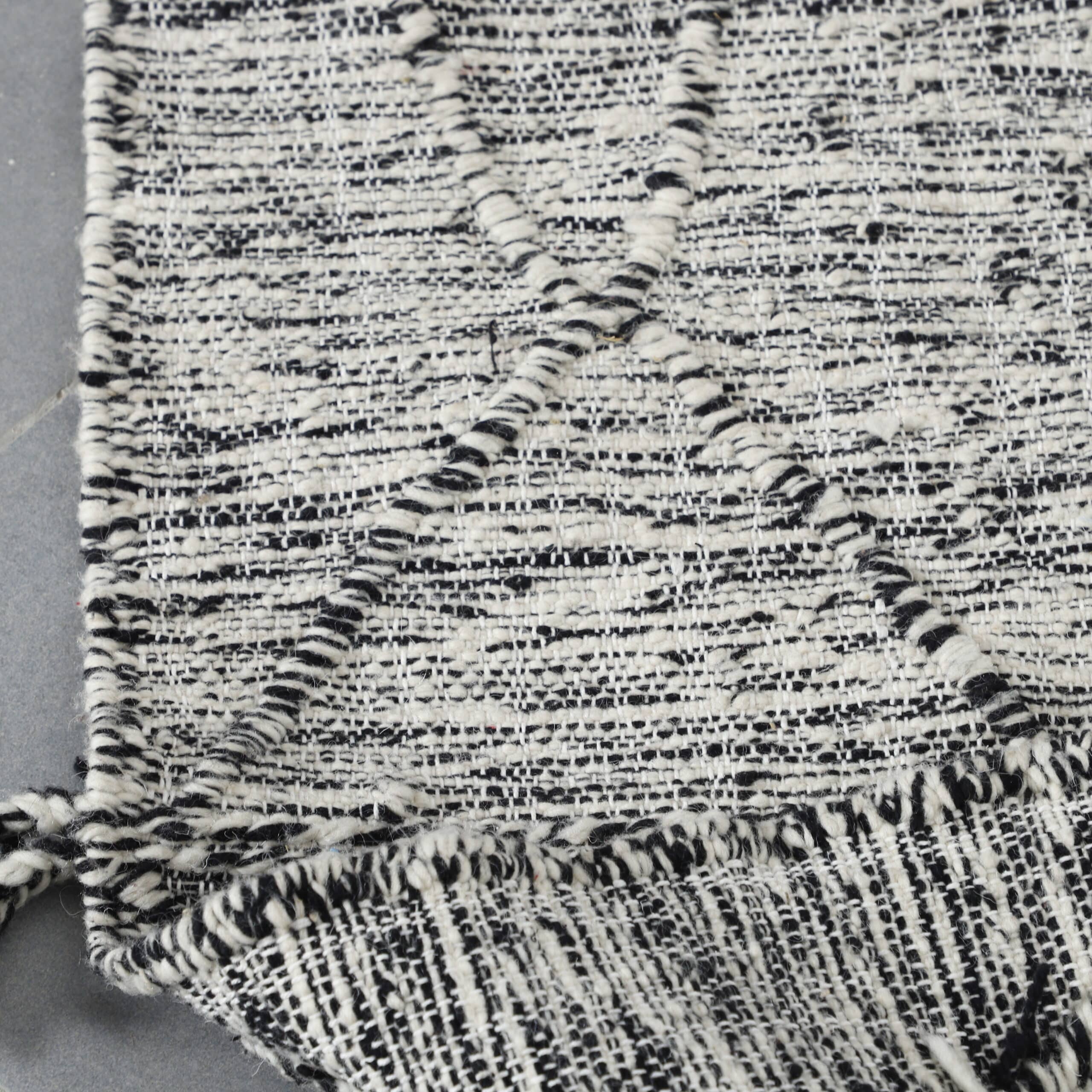 Zanafi Kilim Rug 3.5×2.2 ft – Handmade Moroccan Wool Rug in Black and White Geometric Design - Image 3