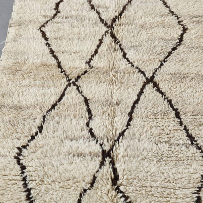 Handmade Moroccan Beni Ouarain Rug 177cm x 100cm – White Wool Berber Carpet - Image 5