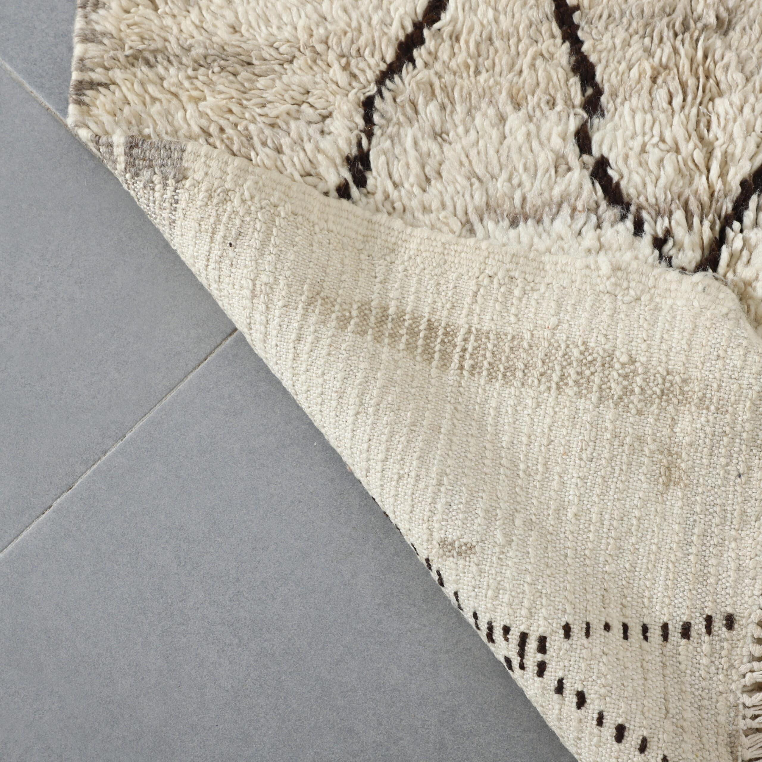 Handmade Moroccan Beni Ouarain Rug 177cm x 100cm – White Wool Berber Carpet - Image 4