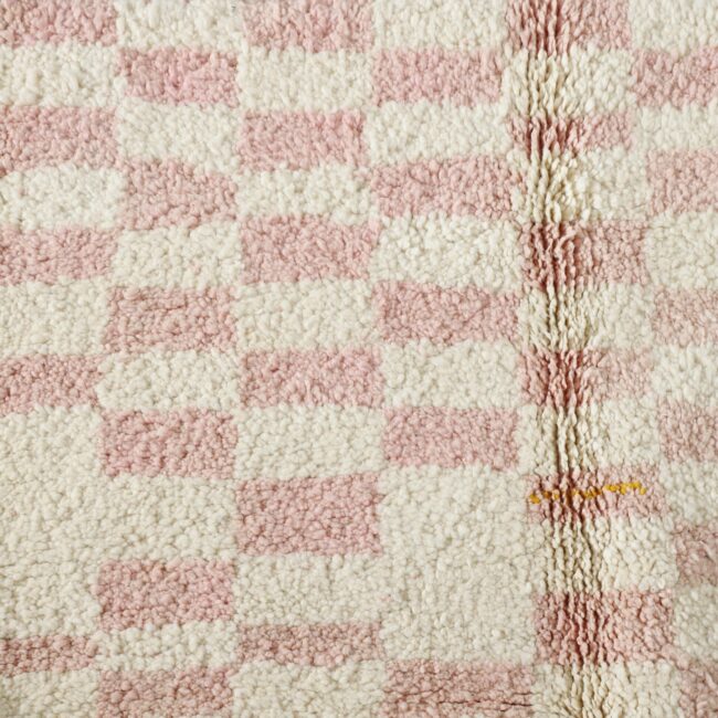 Handmade Moroccan Beni Ouarain Checkered Rug 145cm x 105cm – Pink Wool Berber Carpet - Image 4