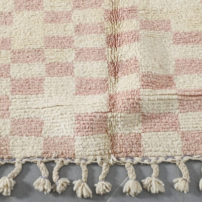 Handmade Moroccan Beni Ouarain Checkered Rug 145cm x 105cm – Pink Wool Berber Carpet - Image 2