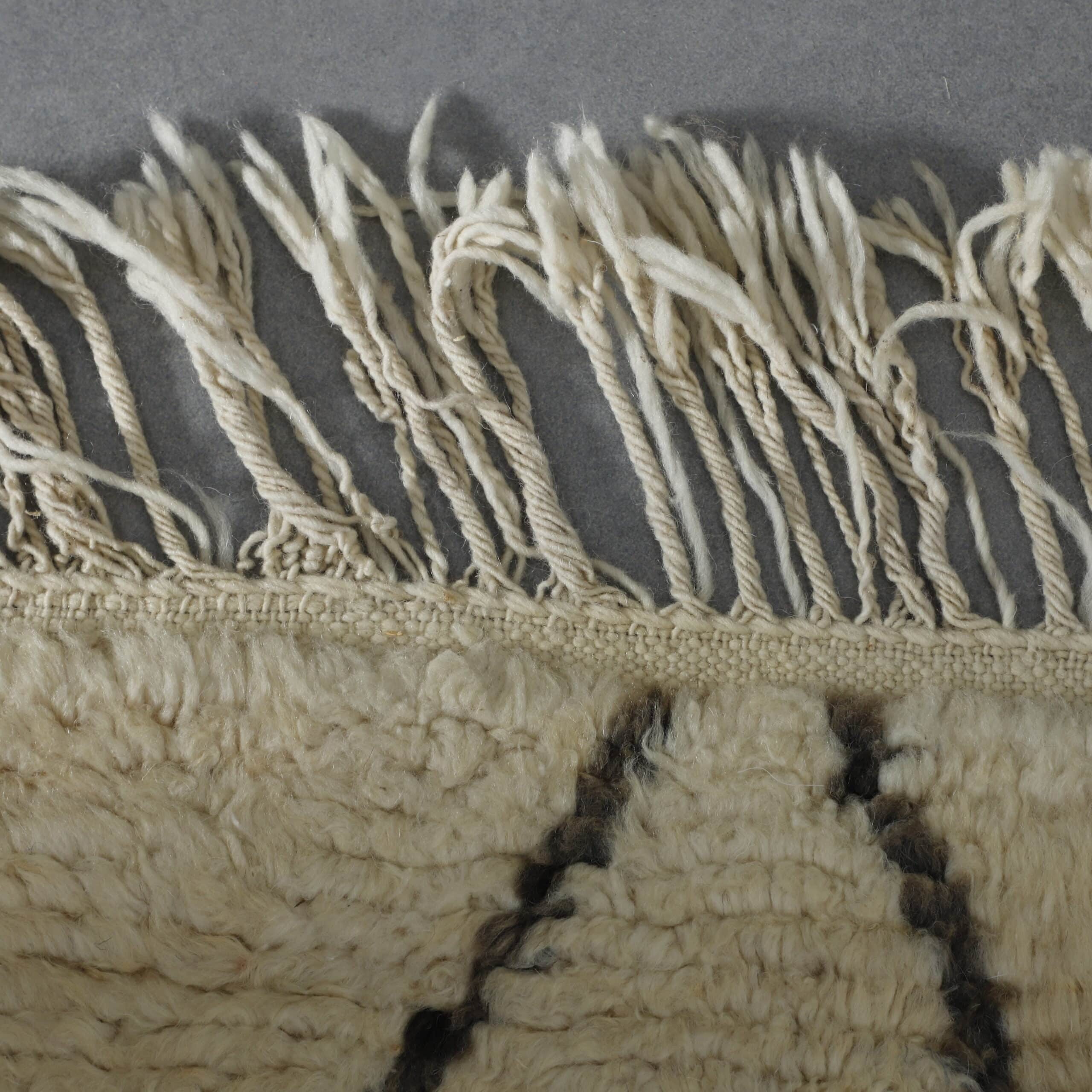 Moroccan Beni Ouarain Rug 154cm x 104cm – Handmade Wool Carpet with Diamond Pattern - Image 4