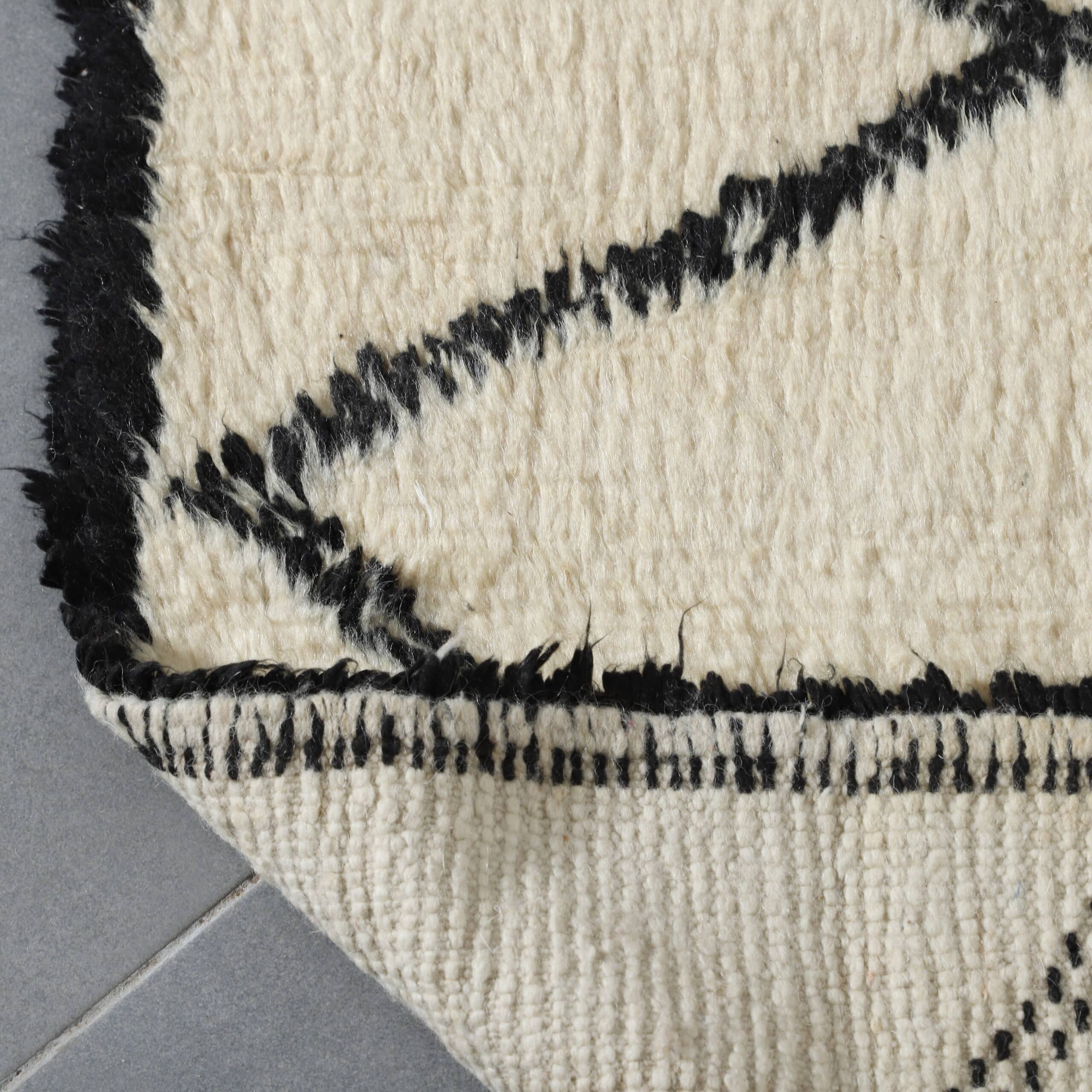 Handmade Moroccan Beni Ouarain Rug 8.4×5 Ft | Natural Wool Berber Carpet - Image 3