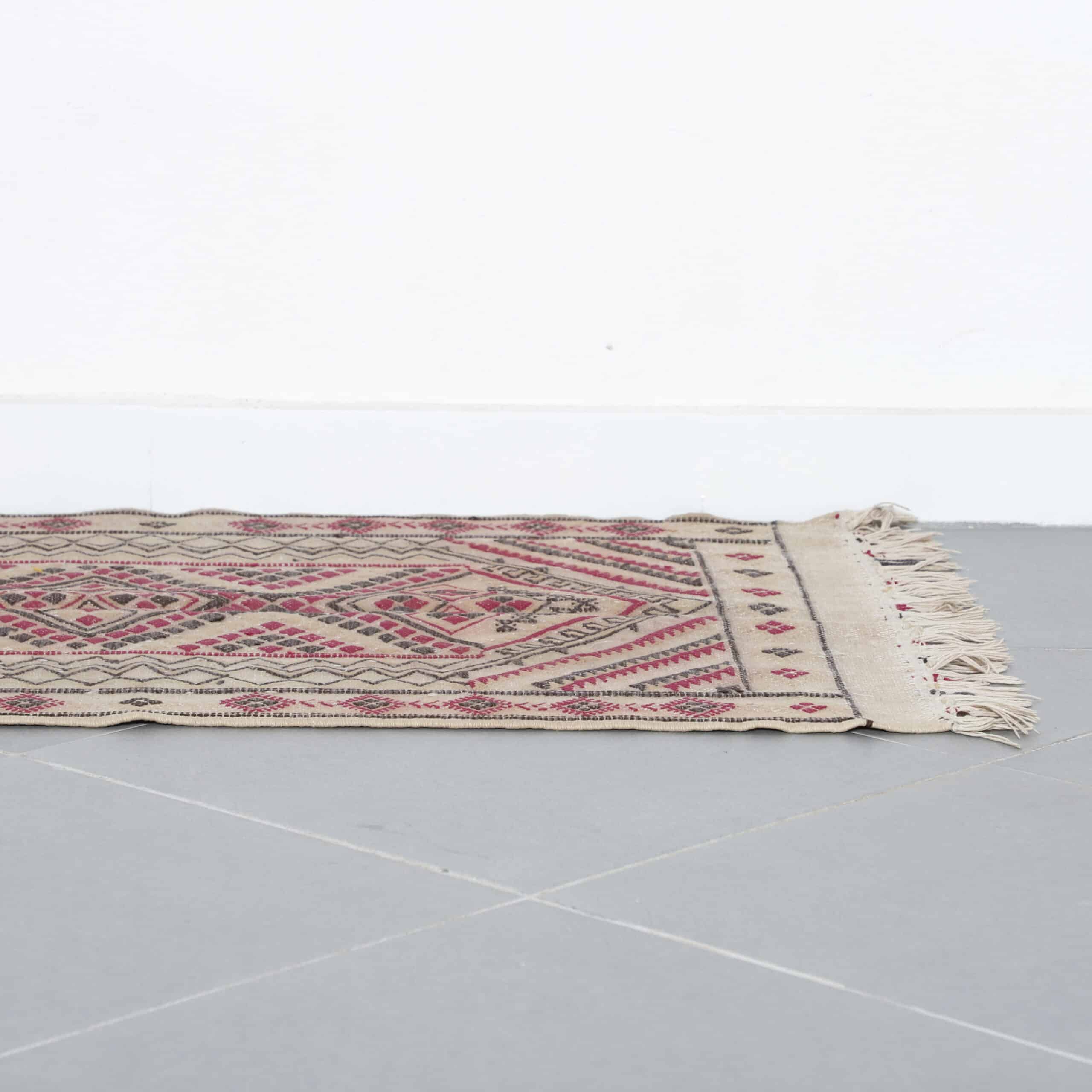 Vintage Handwoven Moroccan Kilim rug with Geometric Design - Image 4