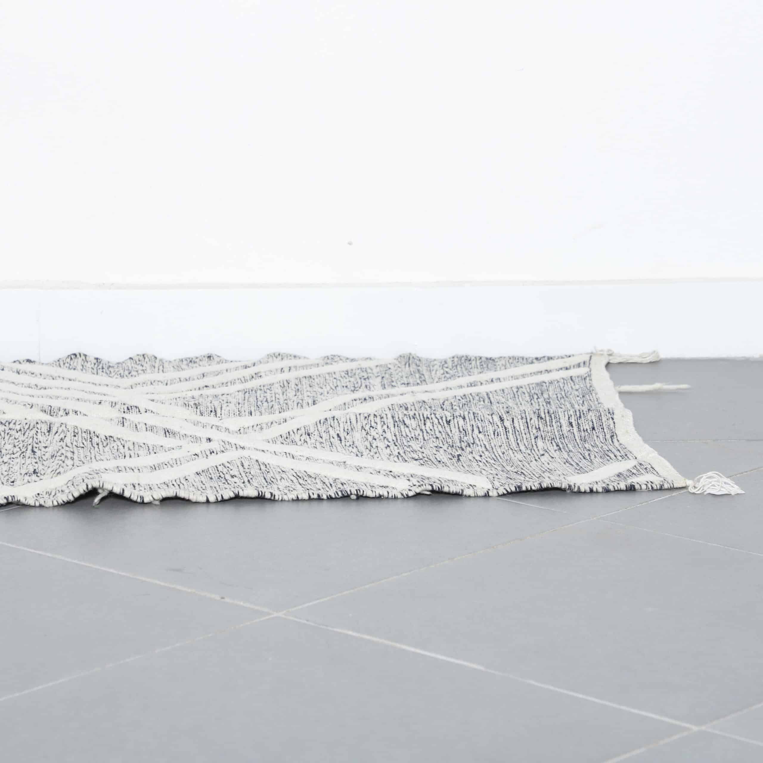 Handwoven Moroccan Beni Ouarain Rug with Geometric Lines - Image 6