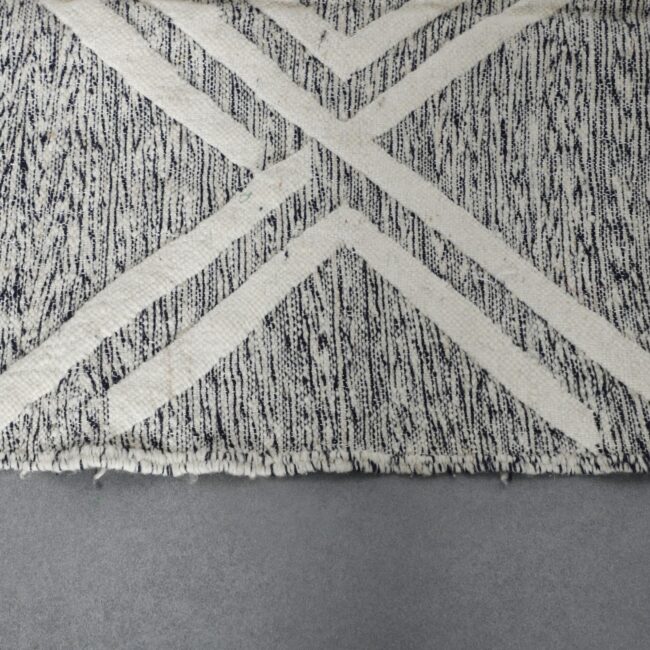 Handwoven Moroccan Beni Ouarain Rug with Geometric Lines - Image 5