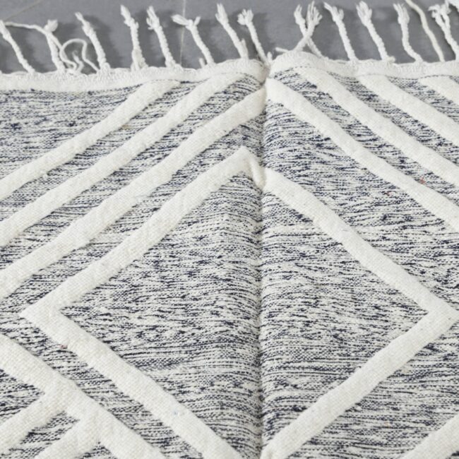 Handwoven Moroccan Beni Ouarain Rug with Geometric Lines - Image 4
