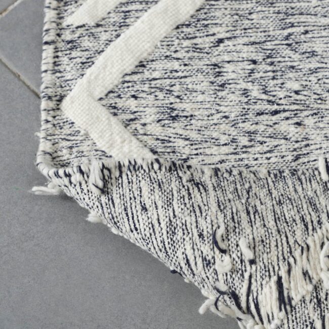 Handwoven Moroccan Beni Ouarain Rug with Geometric Lines - Image 2