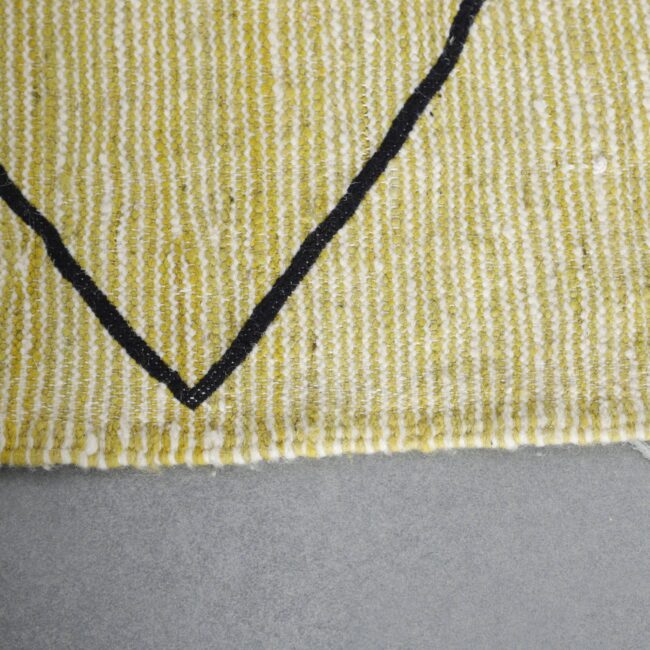 Handwoven Moroccan Beni Ouarain Rug with Diamond Lattice - Image 5