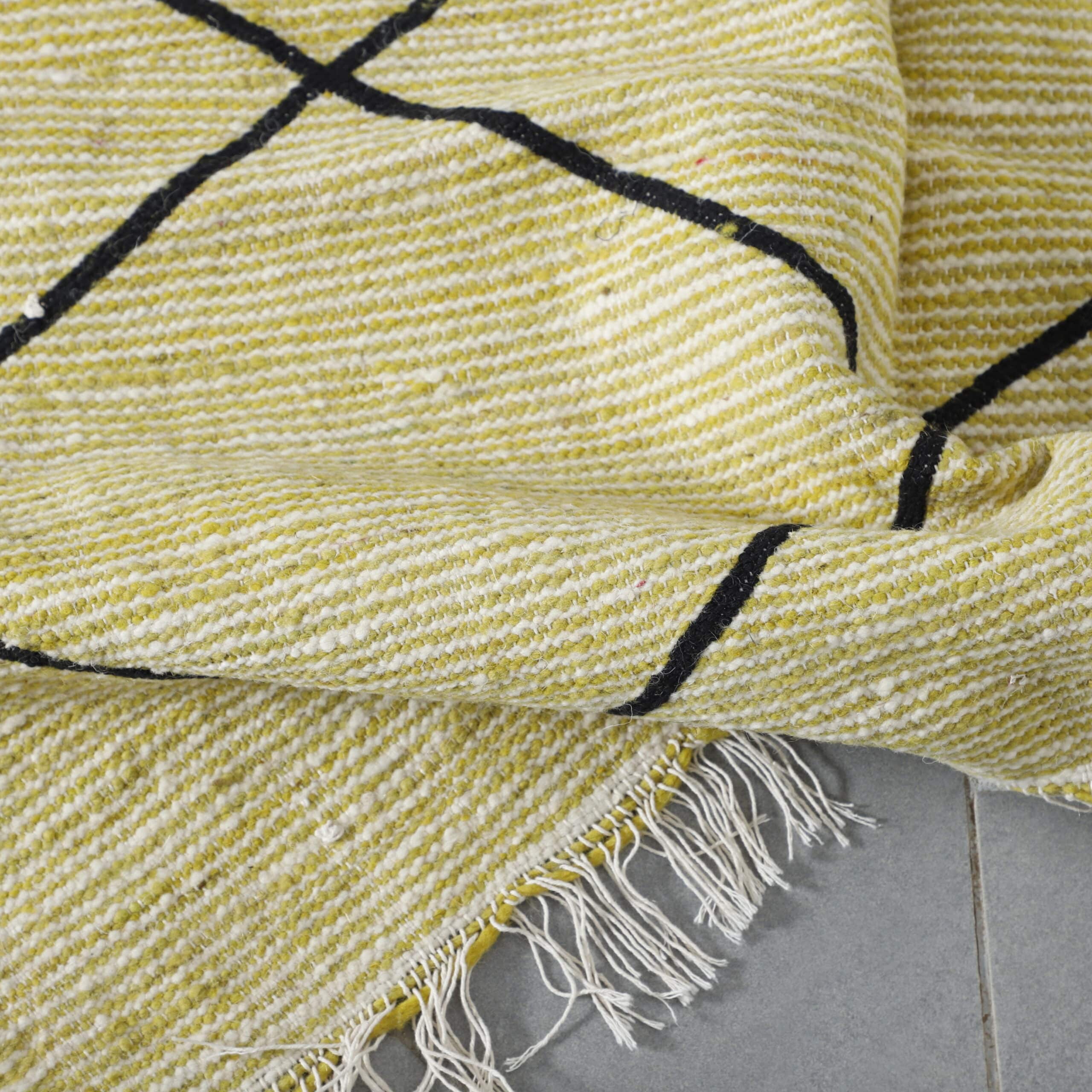 Handwoven Moroccan Beni Ouarain Rug with Diamond Lattice - Image 2