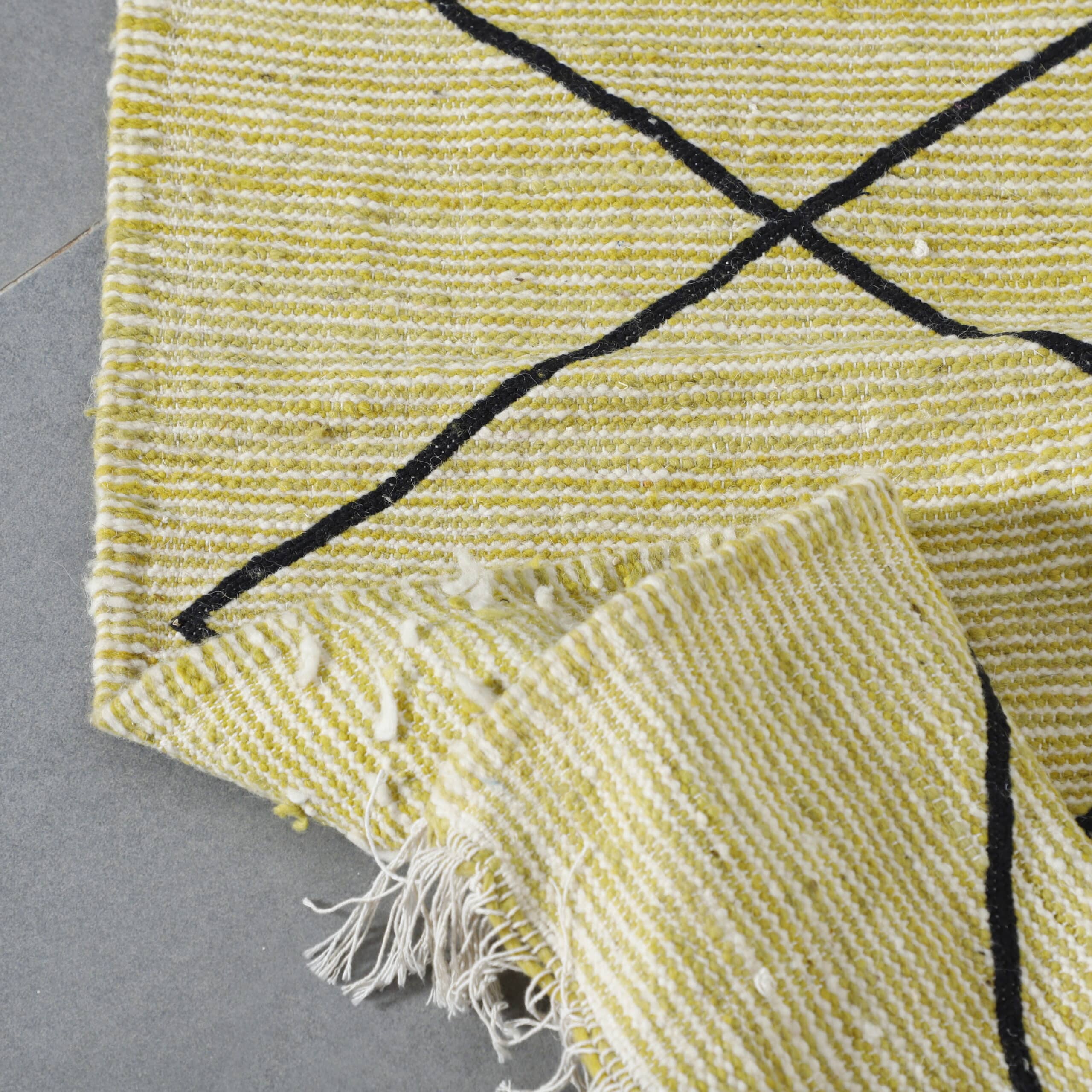 Handwoven Moroccan Beni Ouarain Rug with Diamond Lattice - Image 7