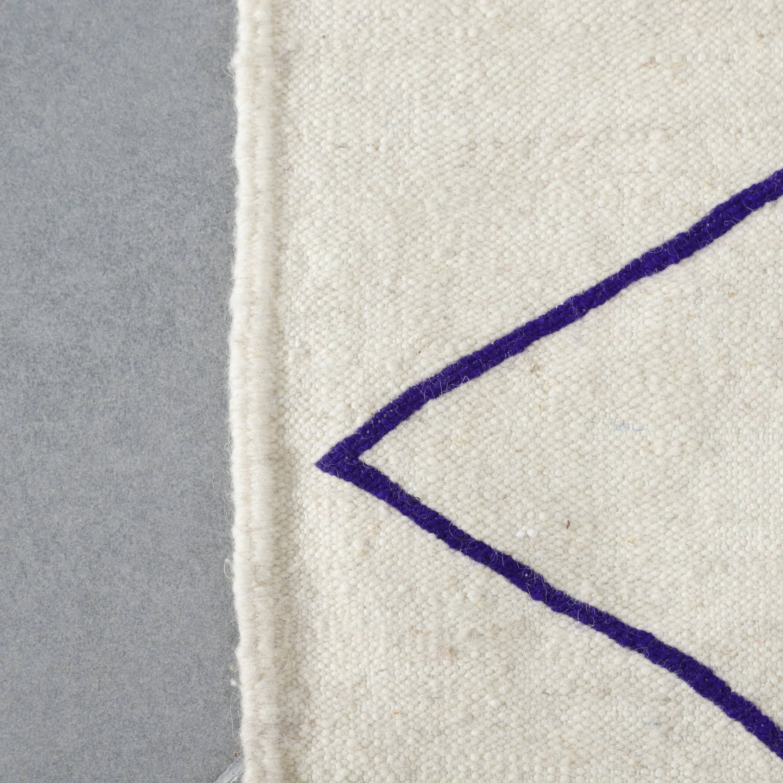 Handwoven Moroccan Beni Ouarain Rug with Diamond Lattice - Image 4