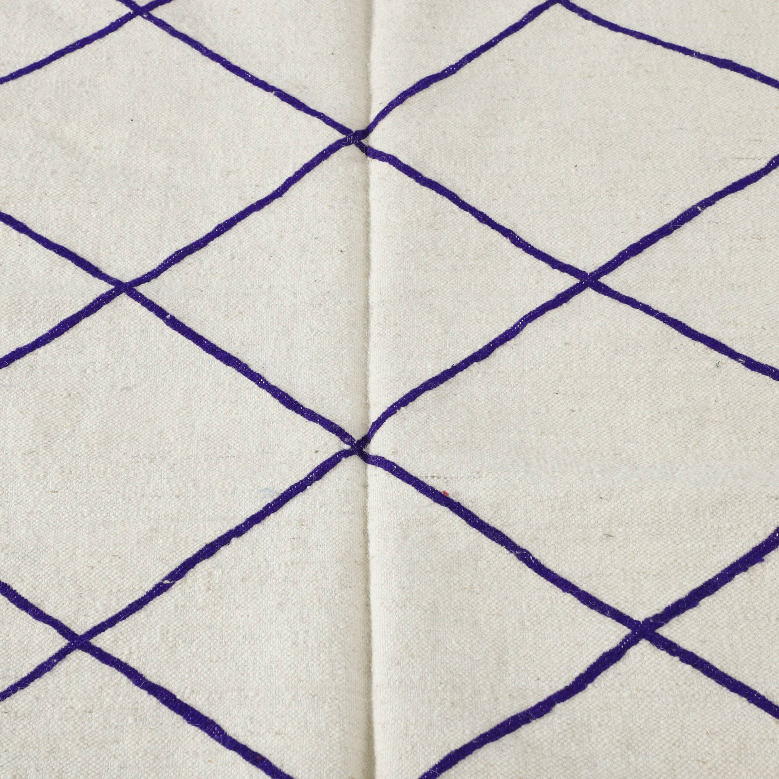 Handwoven Moroccan Beni Ouarain Rug with Diamond Lattice - Image 7