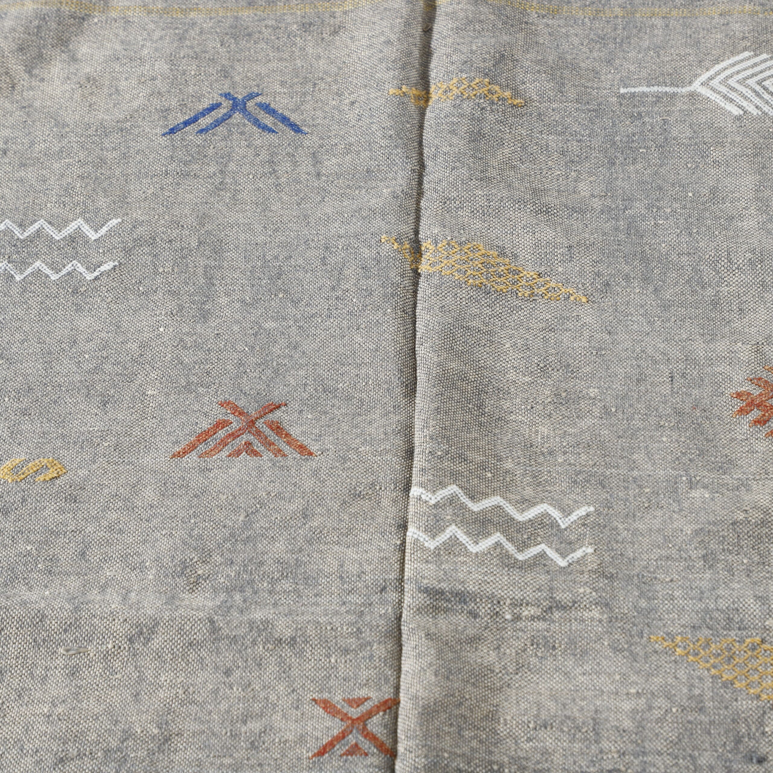 Gray Moroccan Kilim Rug with Geometric Motifs - Image 4