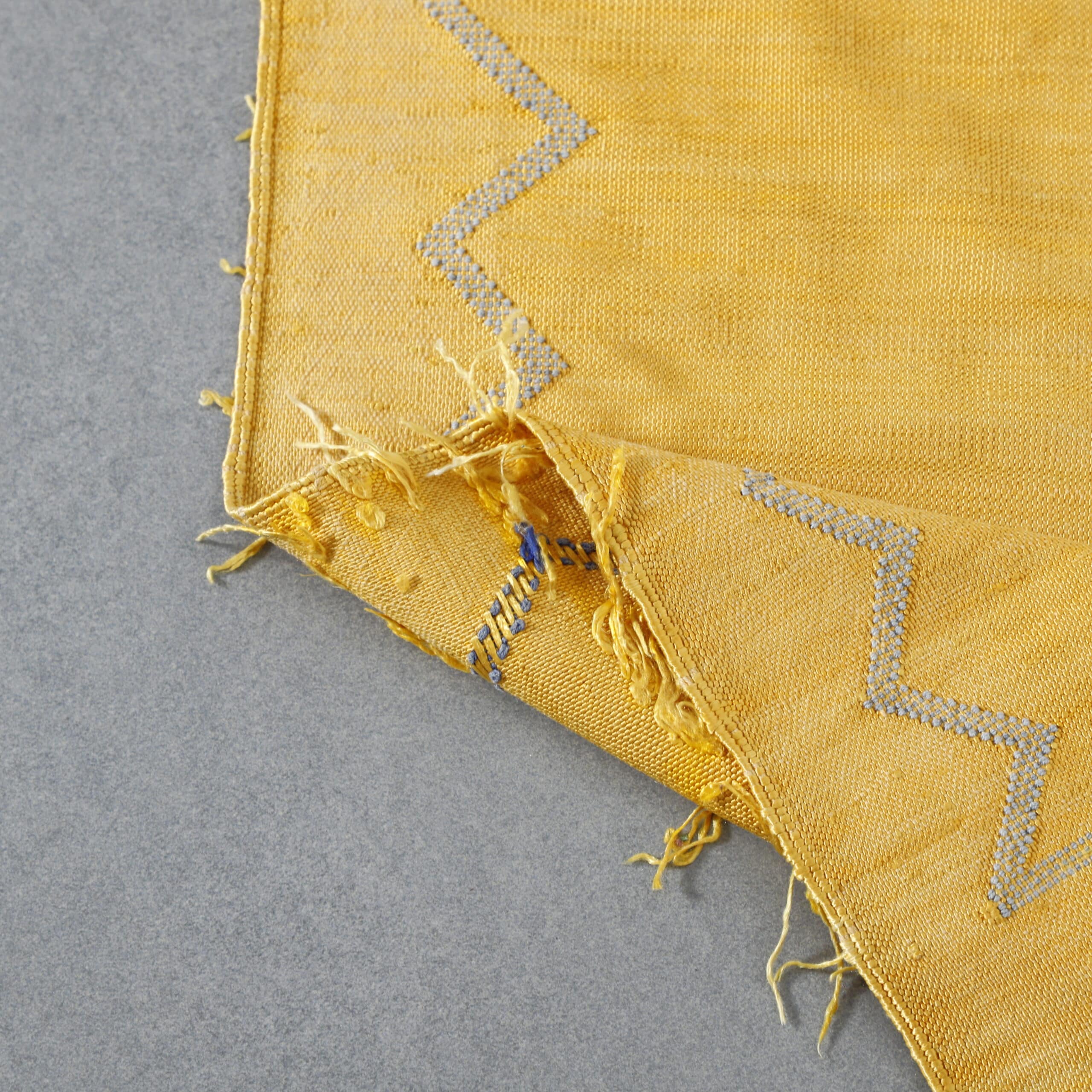 Golden Moroccan Kilim Rug with Diamond Motifs - Image 4