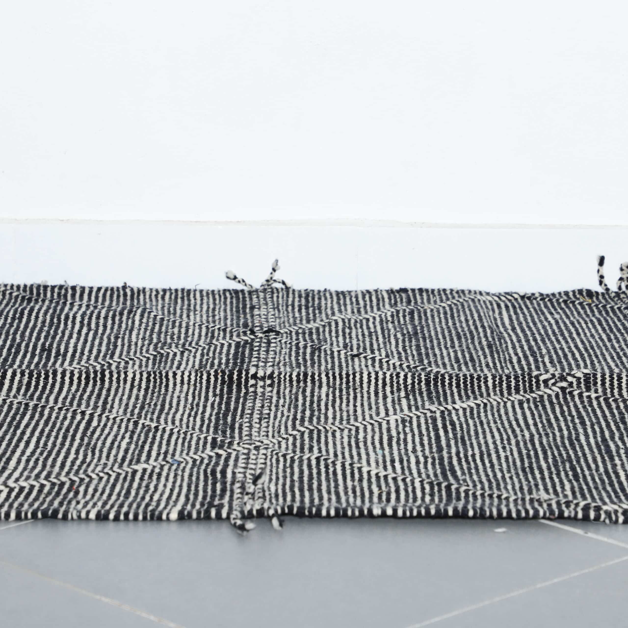 Moroccan Zanafi Kilim with Diamond Pattern - Image 3