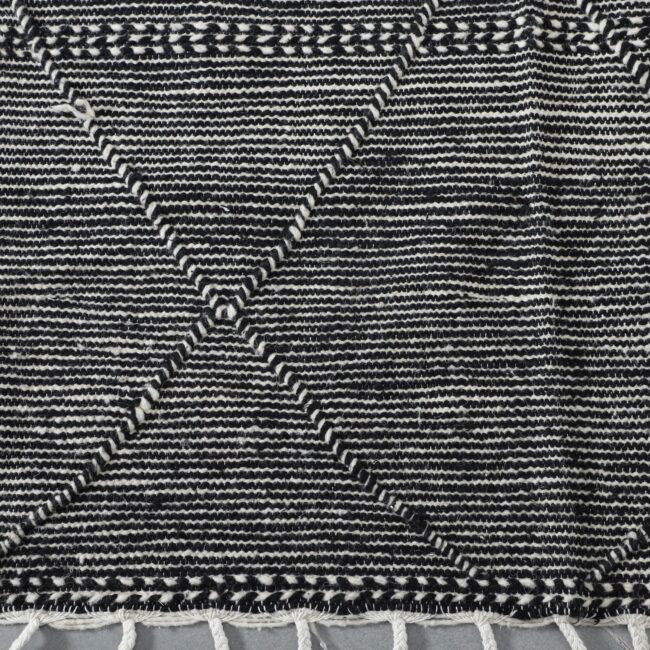 Moroccan Zanafi Kilim with Diamond Pattern - Image 2