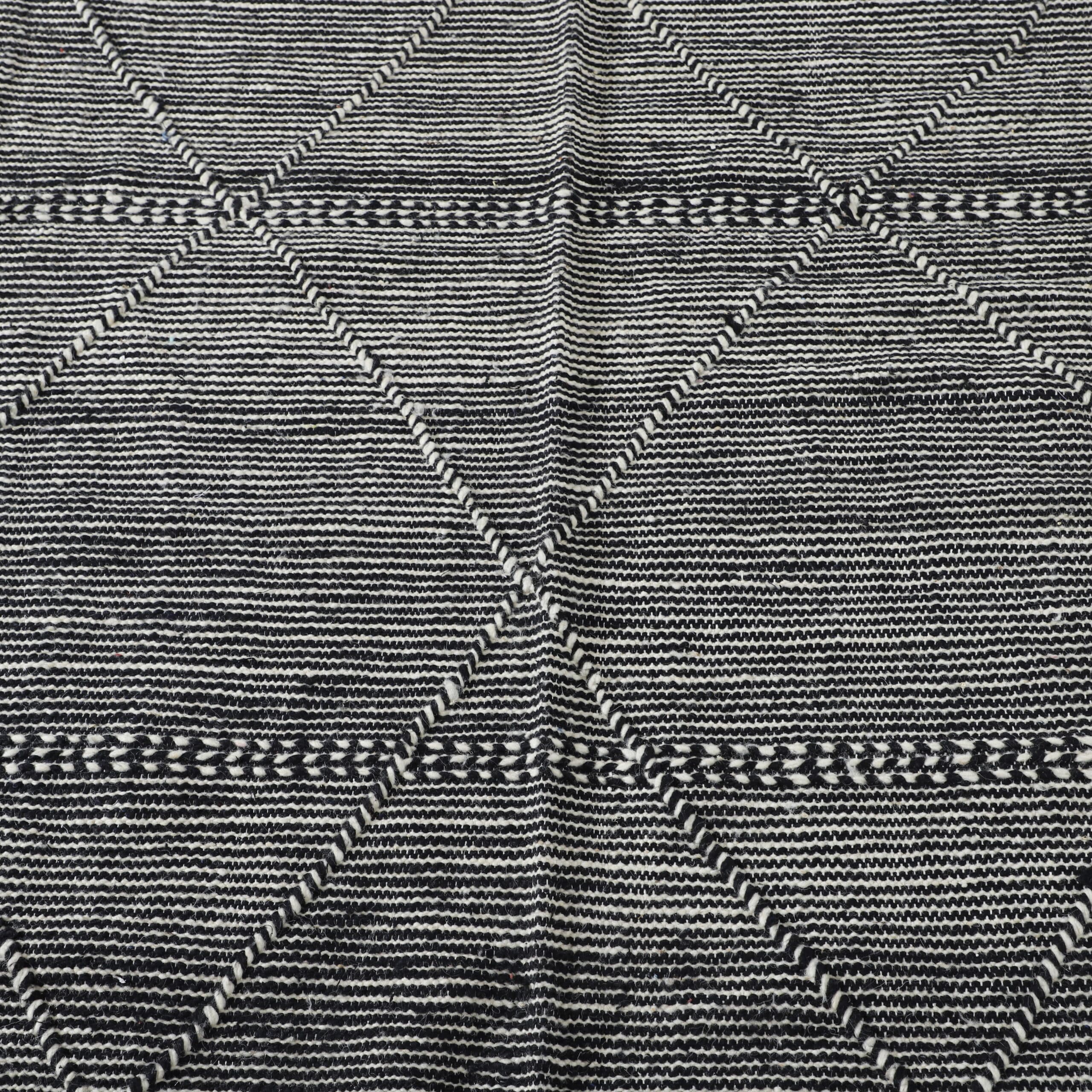 Moroccan Zanafi Kilim with Diamond Pattern - Image 4