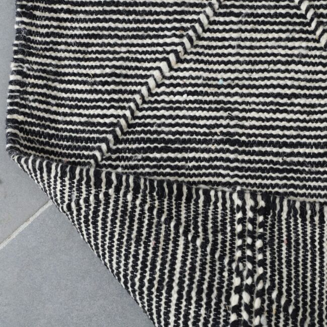 Moroccan Zanafi Kilim with Diamond Pattern - Image 5