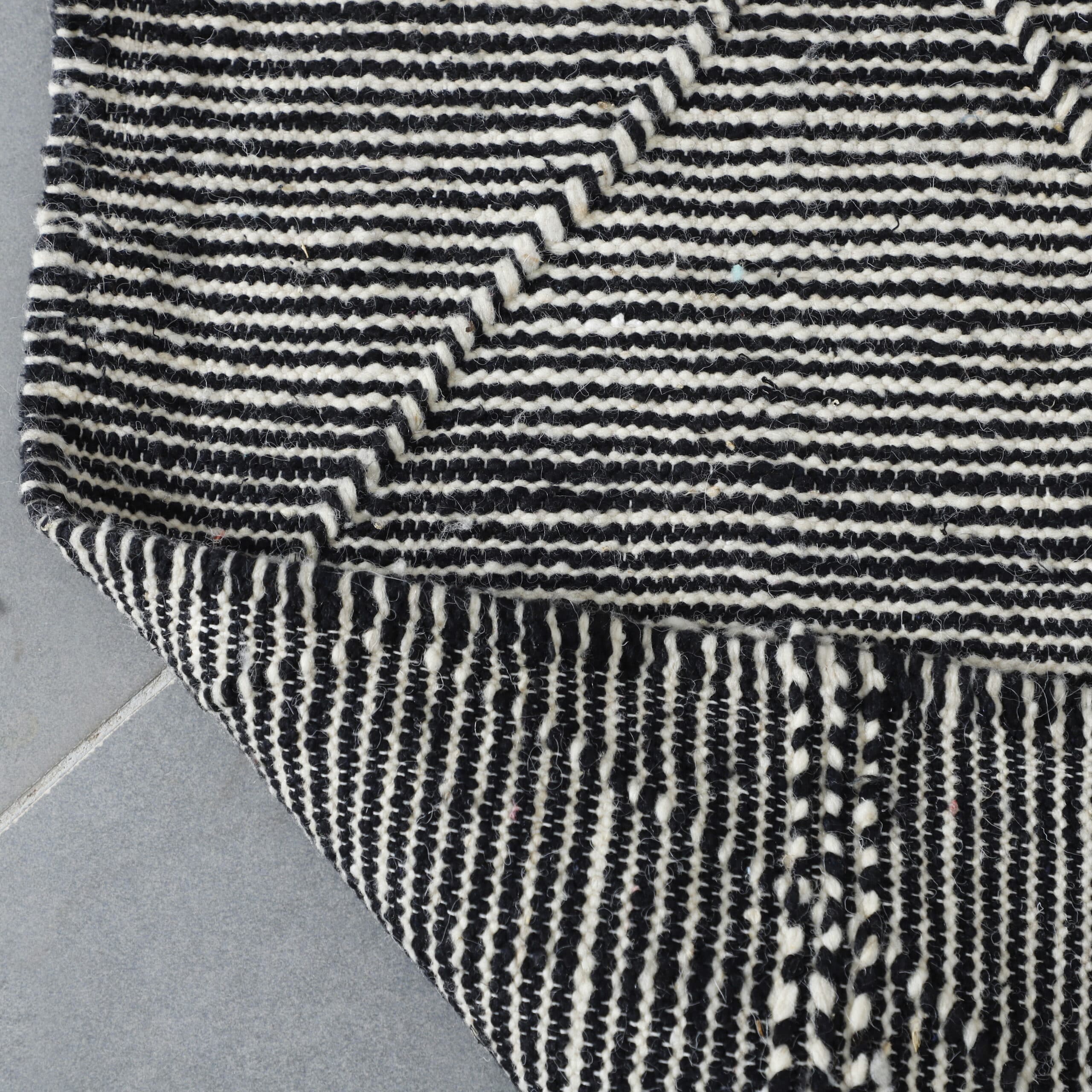 Moroccan Zanafi Kilim with Diamond Pattern - Image 5