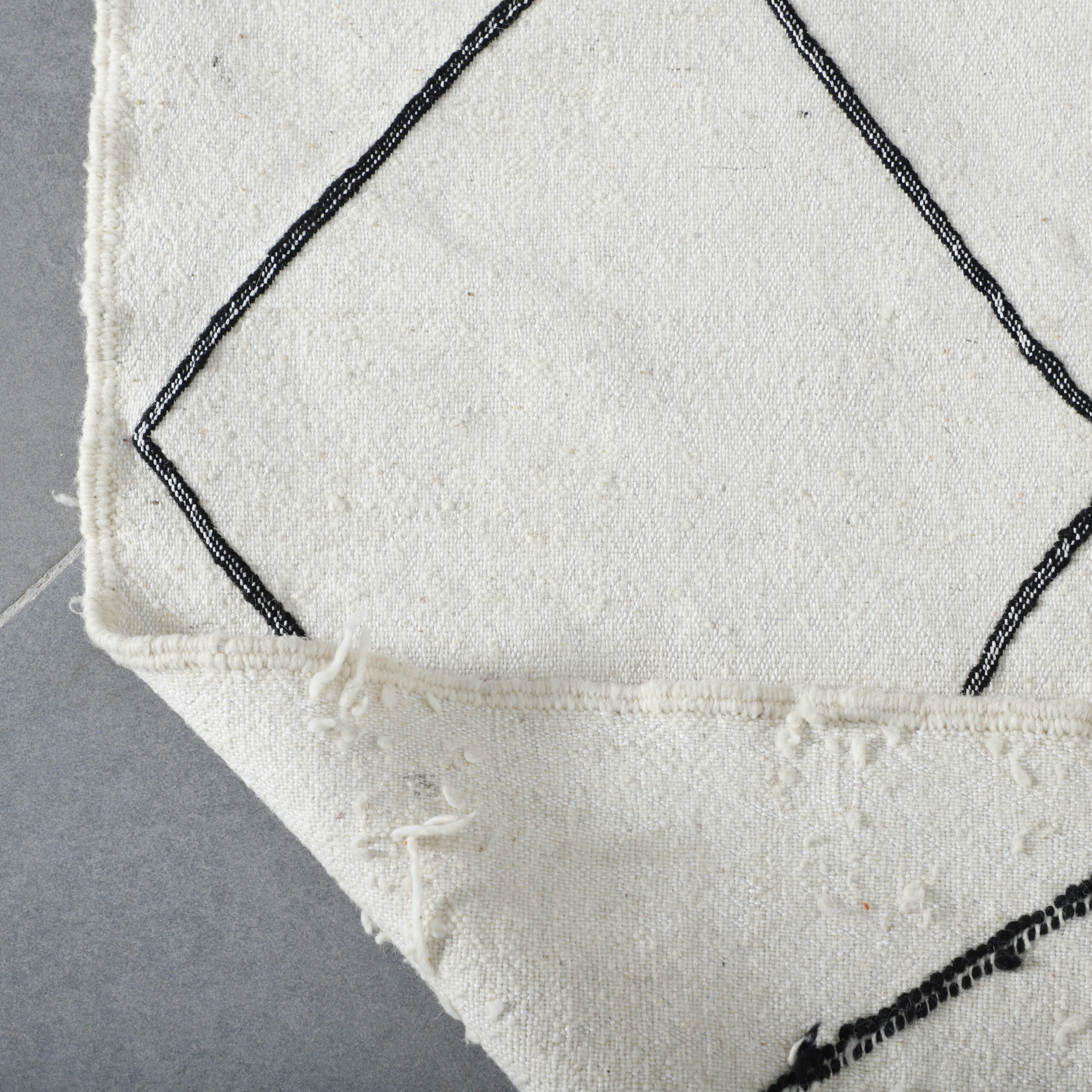 Classic Moroccan Beni Ourain Rug with Diamond Lattice - Image 5