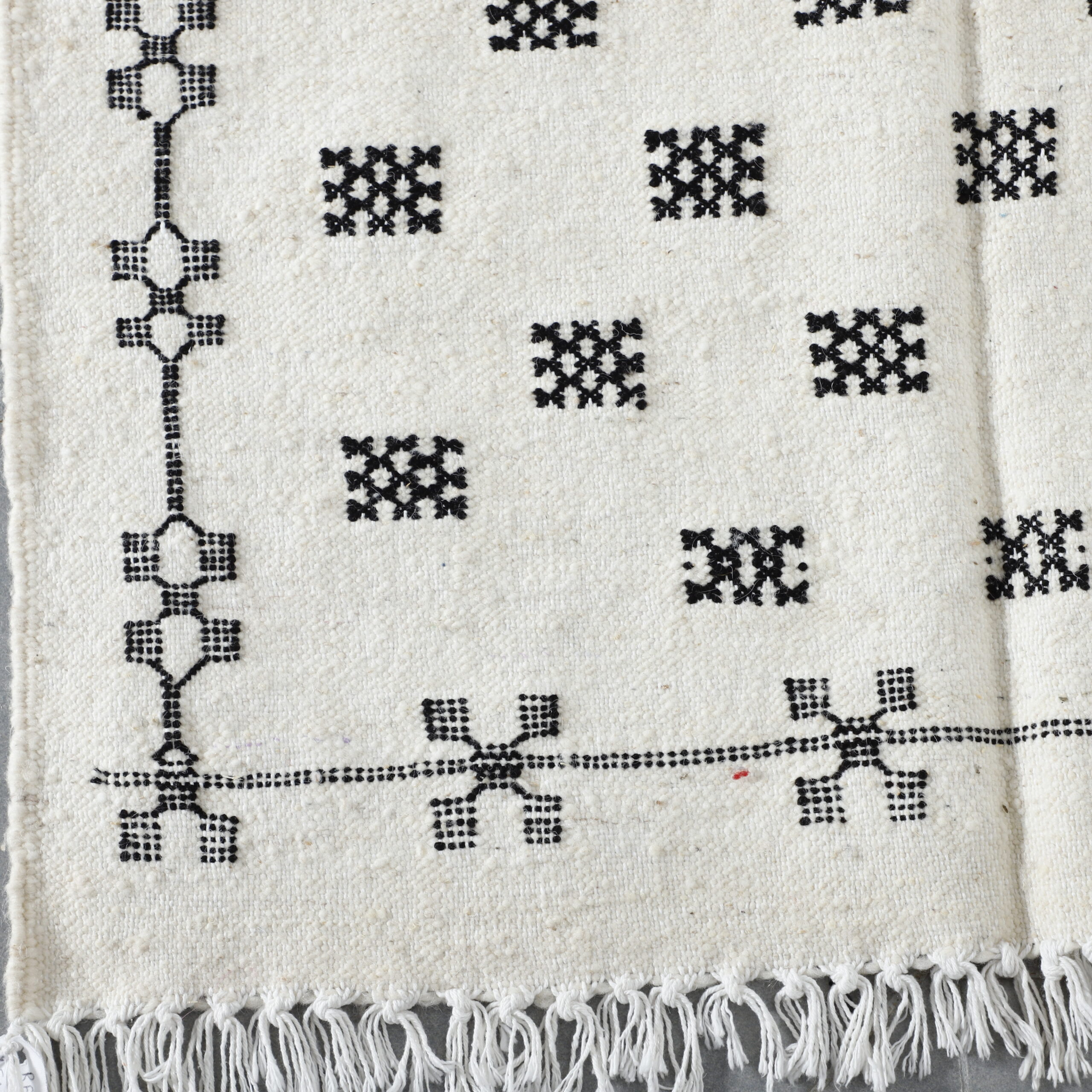 Classic Moroccan Beni Ourain Rug with Geometric Motifs - Image 5