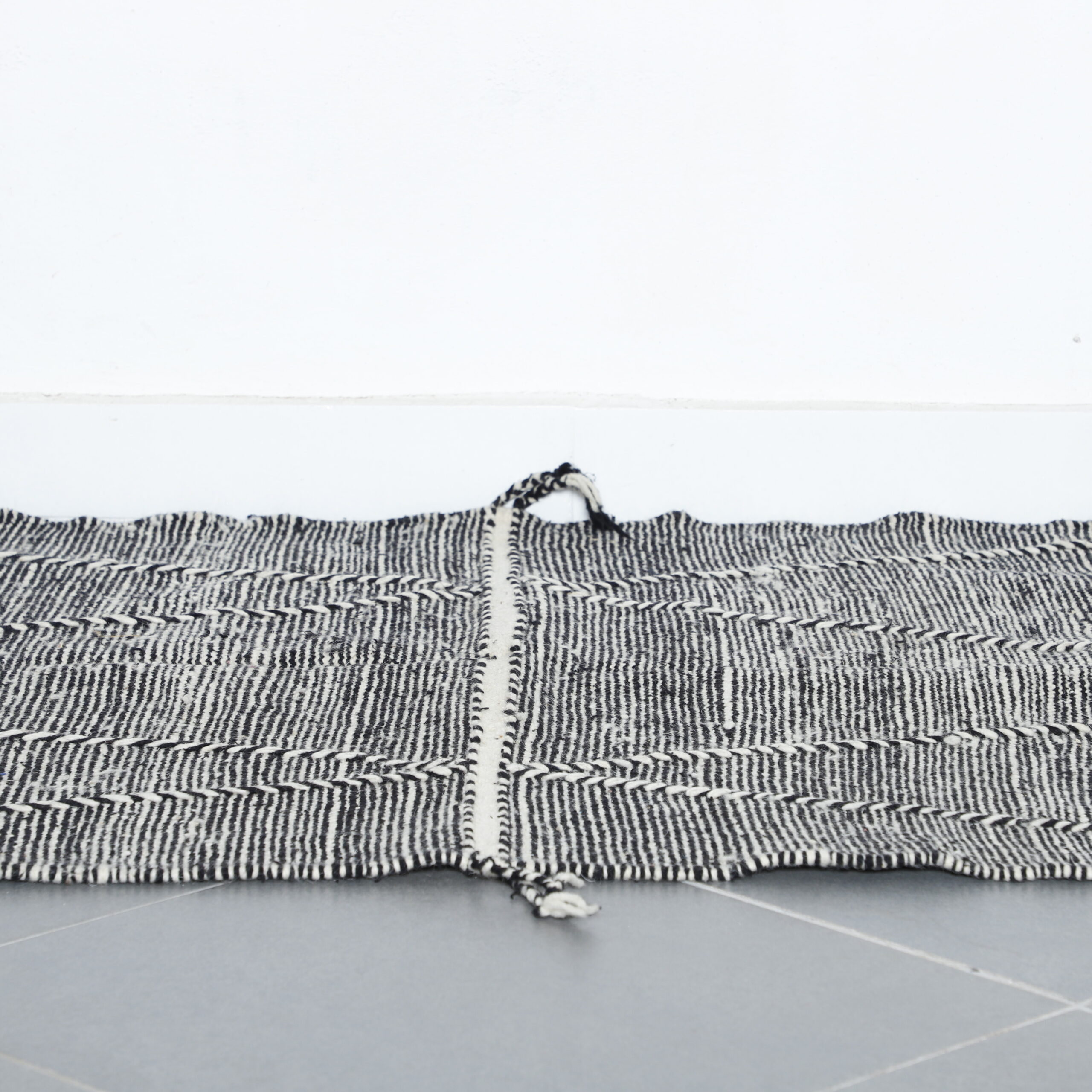 Classic Moroccan Zanafi Kilim with Diamond Pattern - Image 5