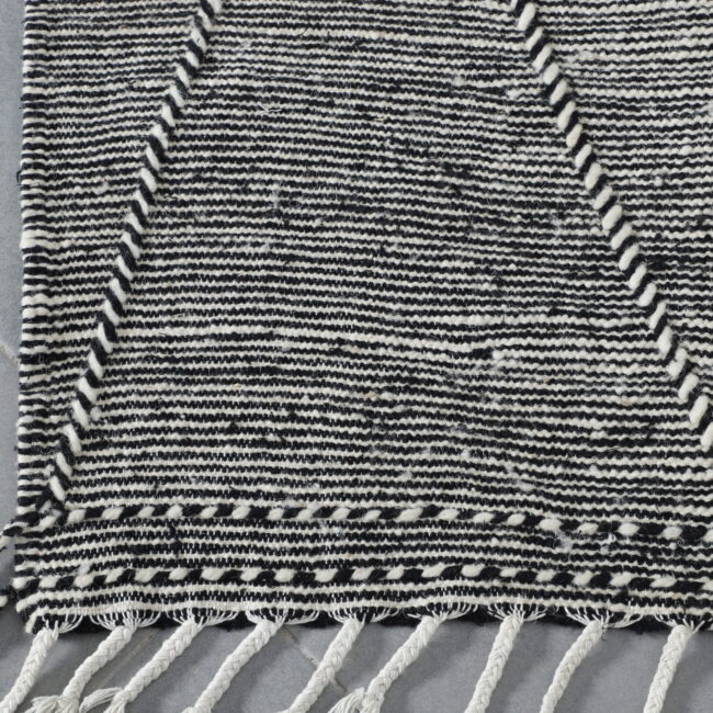 Classic Moroccan Zanafi Kilim with Diamond Pattern - Image 4