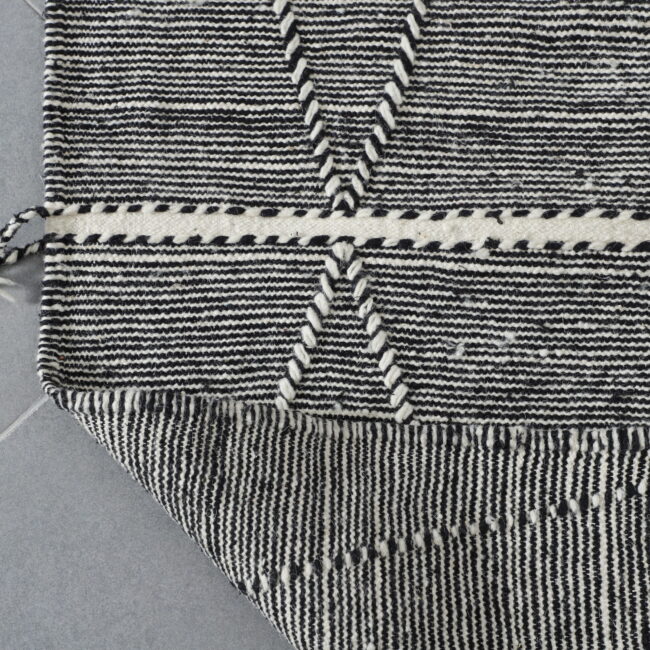 Classic Moroccan Zanafi Kilim with Diamond Pattern - Image 2