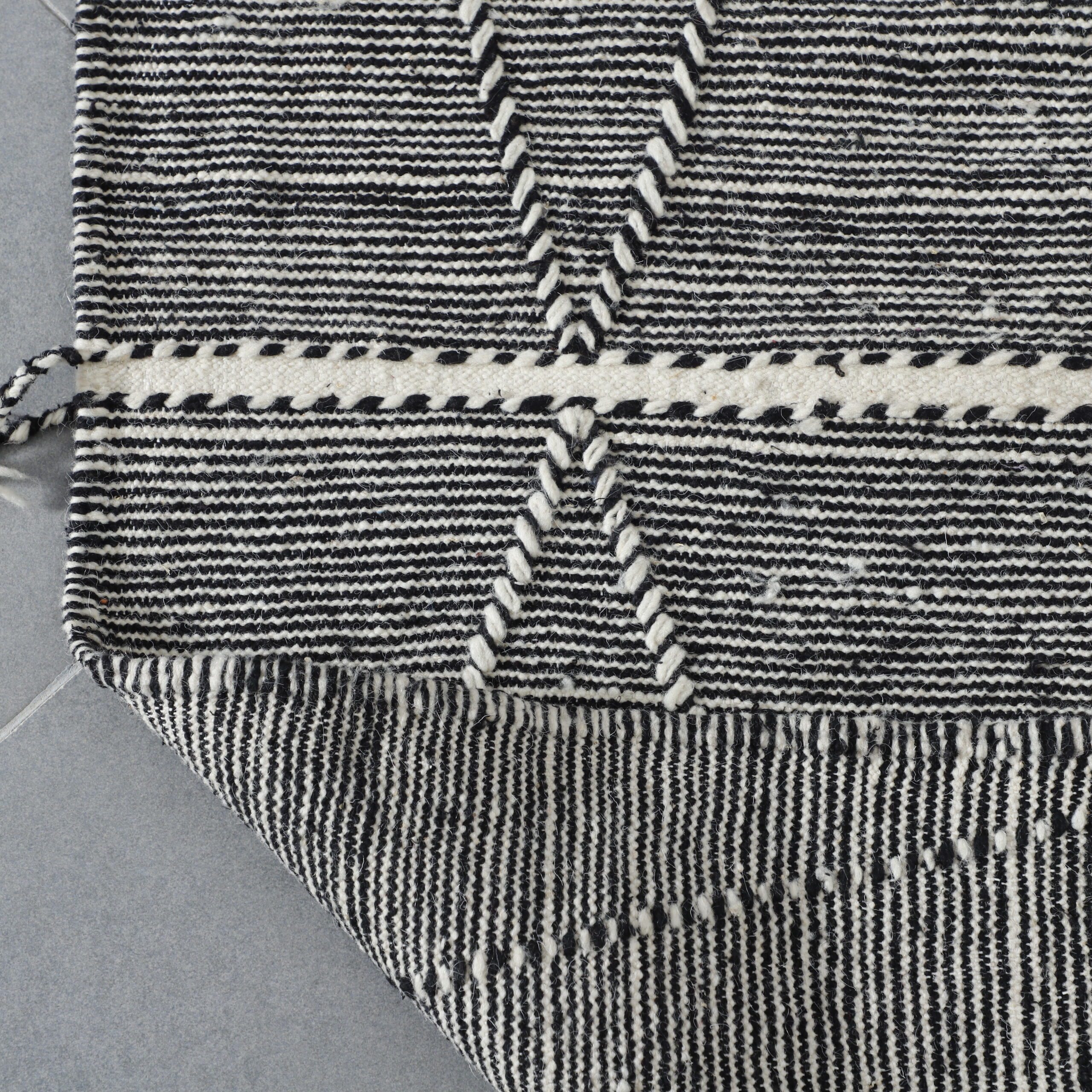 Classic Moroccan Zanafi Kilim with Diamond Pattern - Image 2