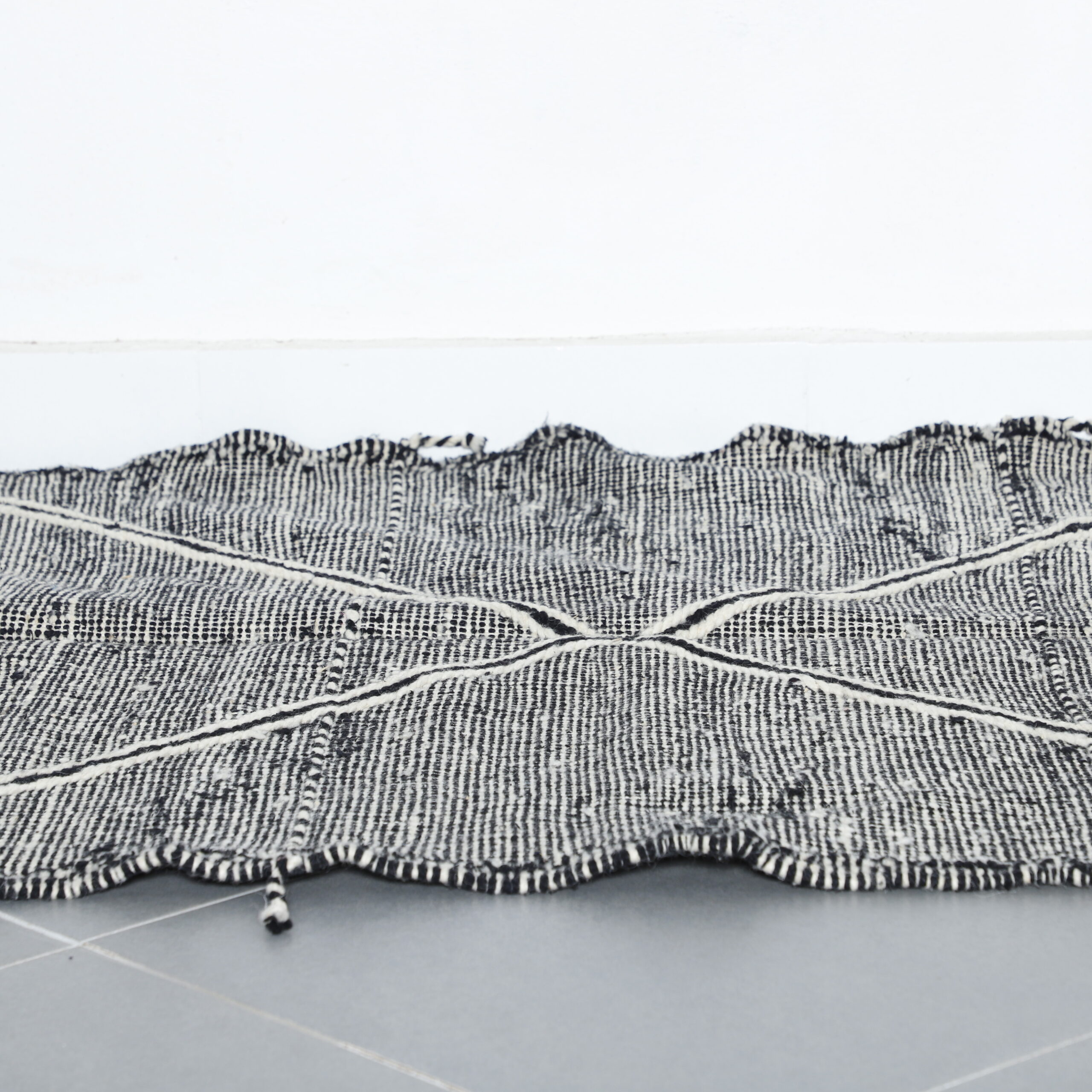 Moroccan Zanafi Kilim with Diamond Pattern - Image 4