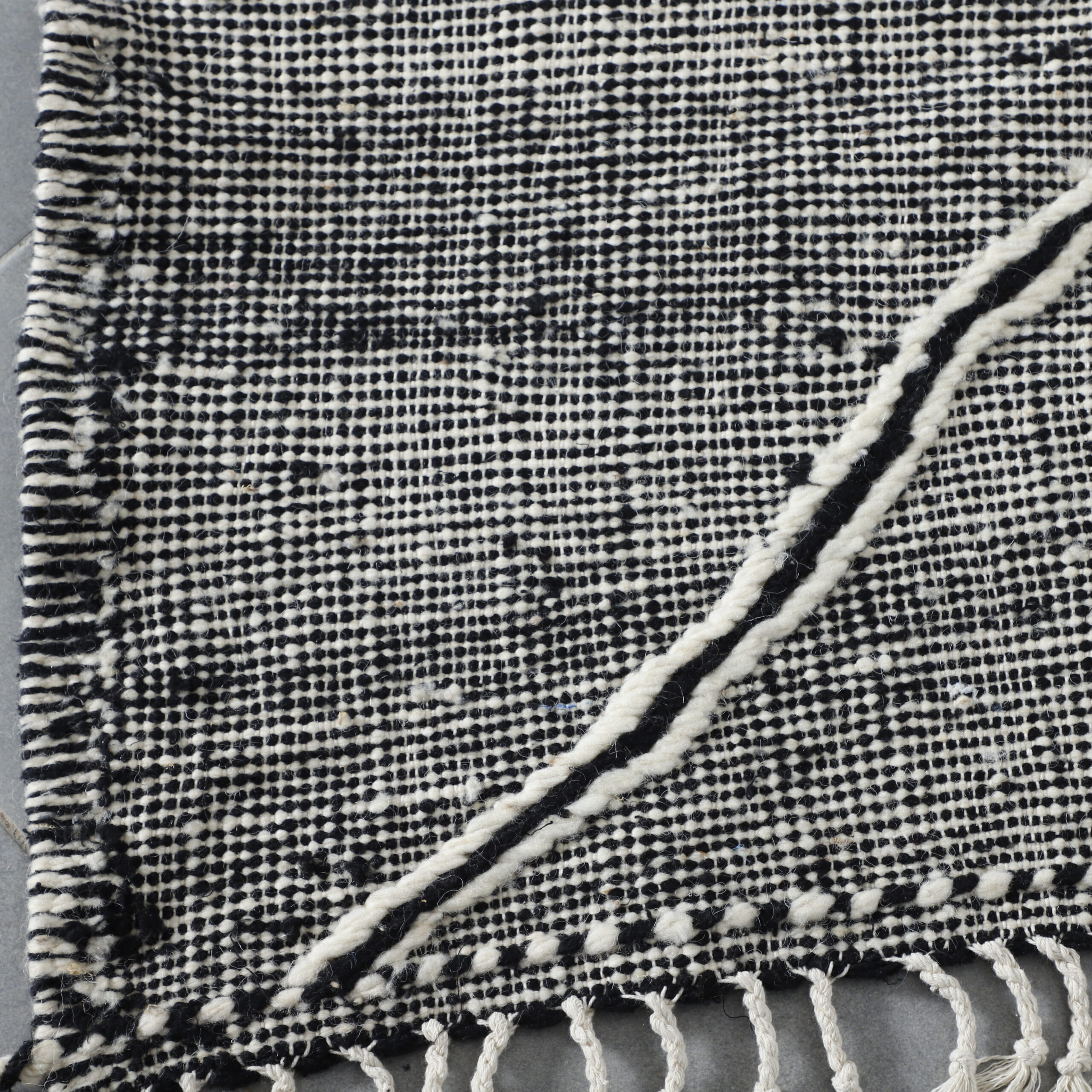 Moroccan Zanafi Kilim with Diamond Pattern - Image 3