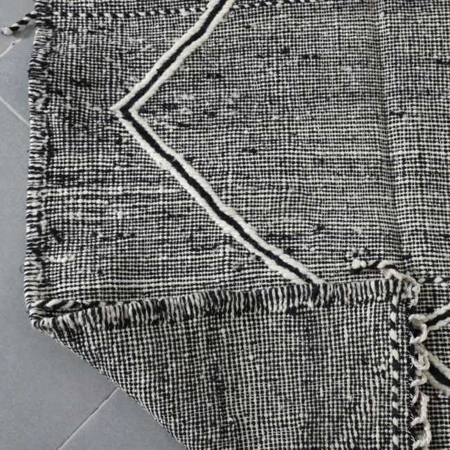 Moroccan Zanafi Kilim with Diamond Pattern - Image 5